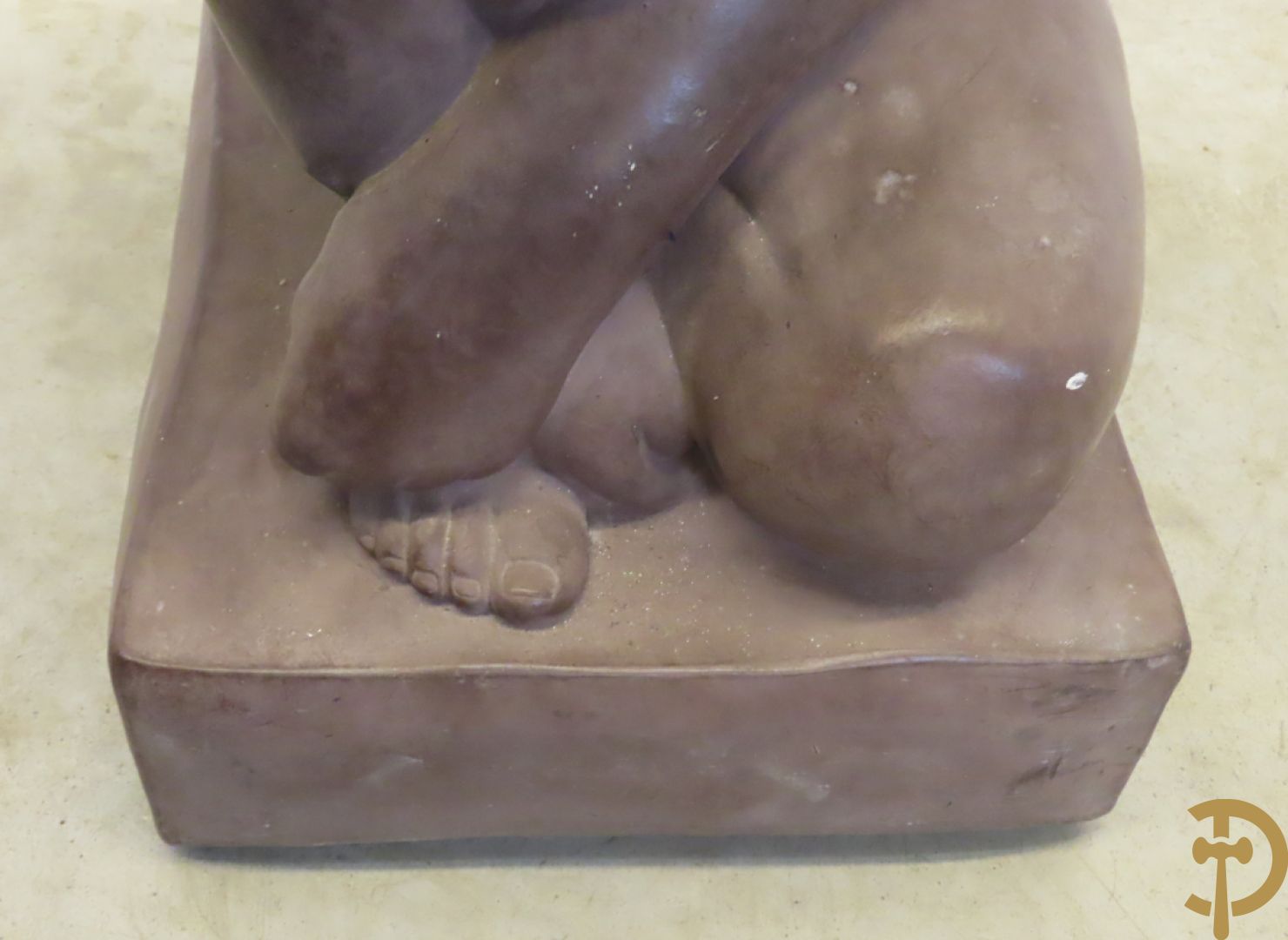 Geknielde zittende gepatineerde dame in composiet, Art deco stijl