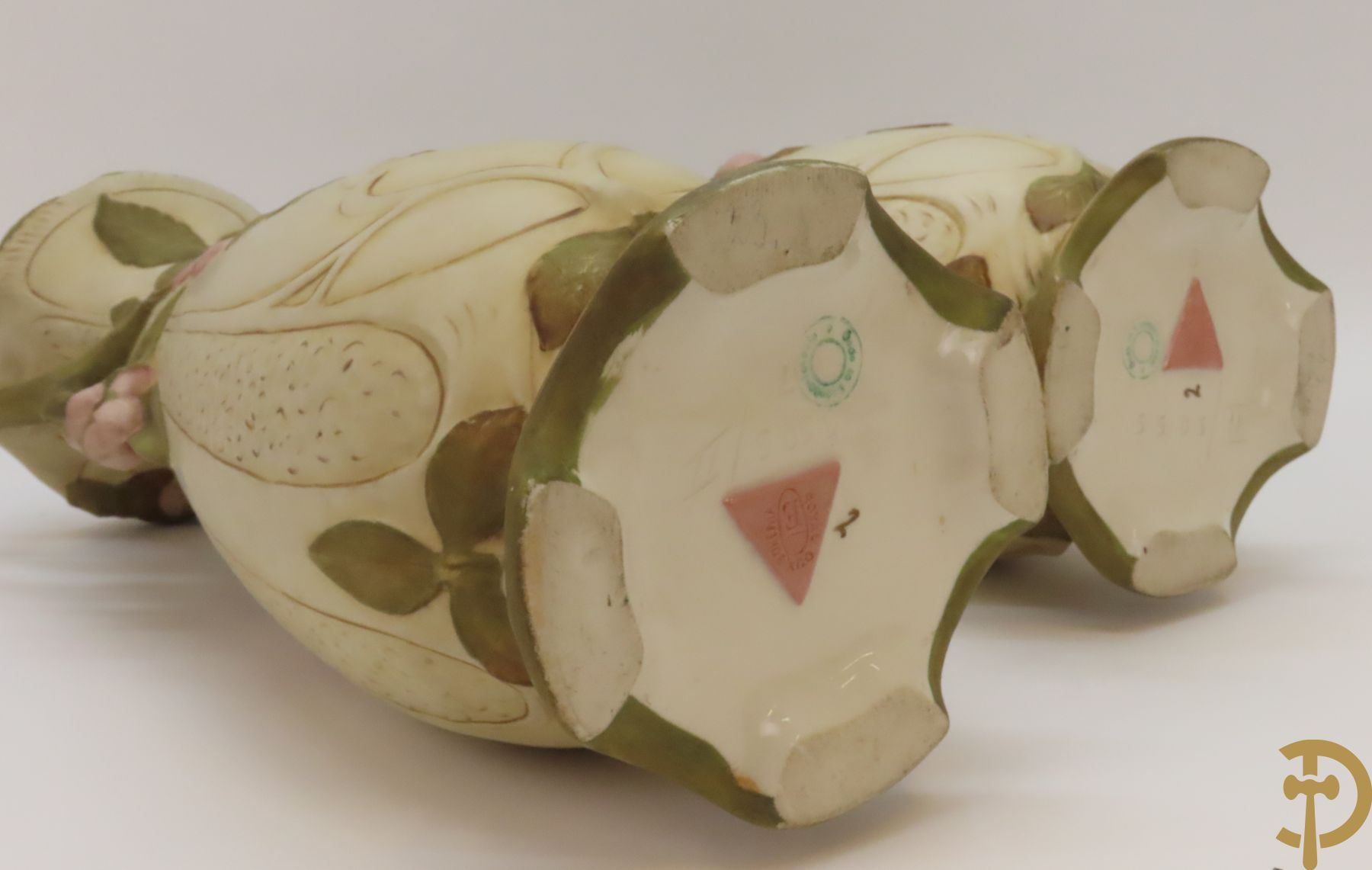 Paar Royal Dux vazen, Art Nouveau stijl, met bloemen bezet, Nummer 5505