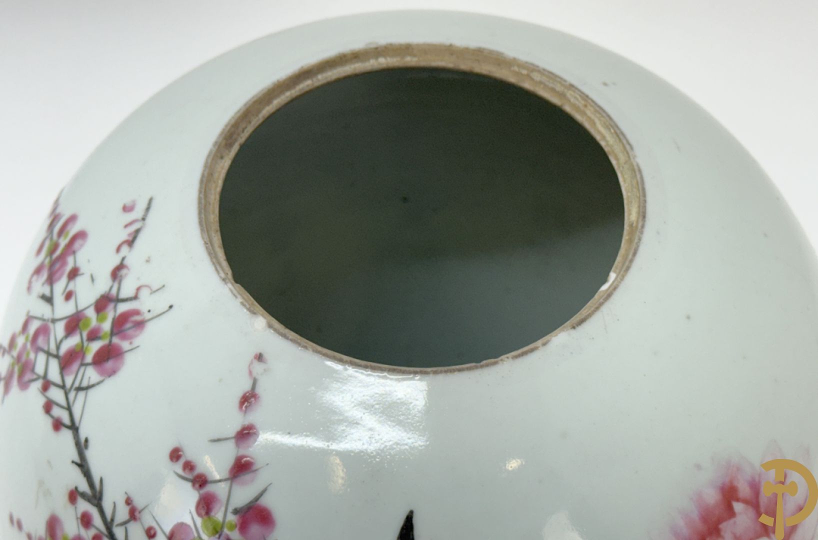 Chinese porseleinen cachepot met decor van dames en kind