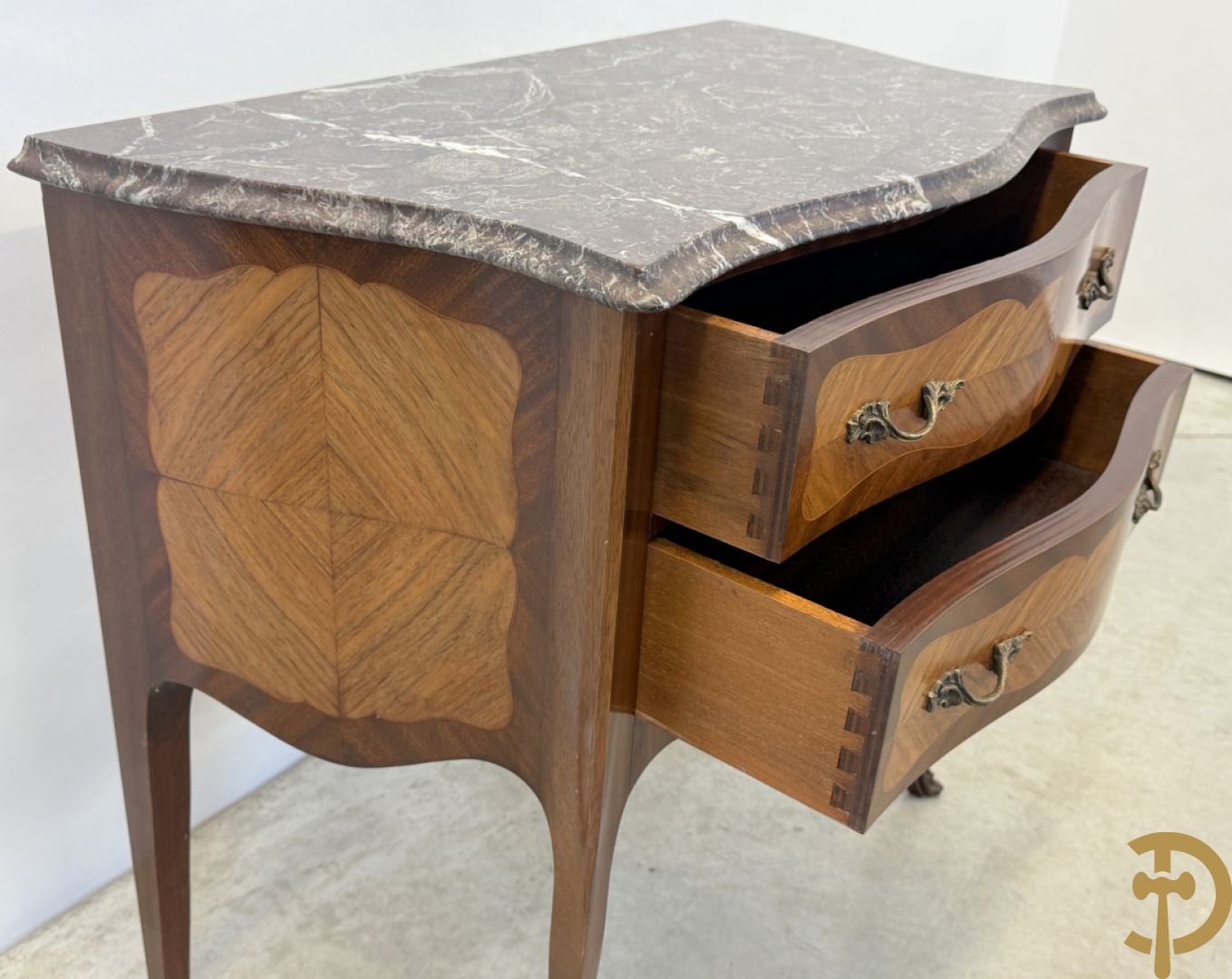 Notelaren tweeladencommode met bronsbeslag en grijs marmeren blad op voluutvormige poten