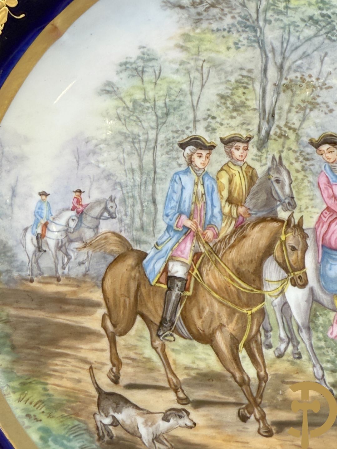 Paar porseleinen borden met ruitertafereel met vergulde omranding, getekend Rivière en Bourdier P., achteraan gemerkt met gekruiste pijlen