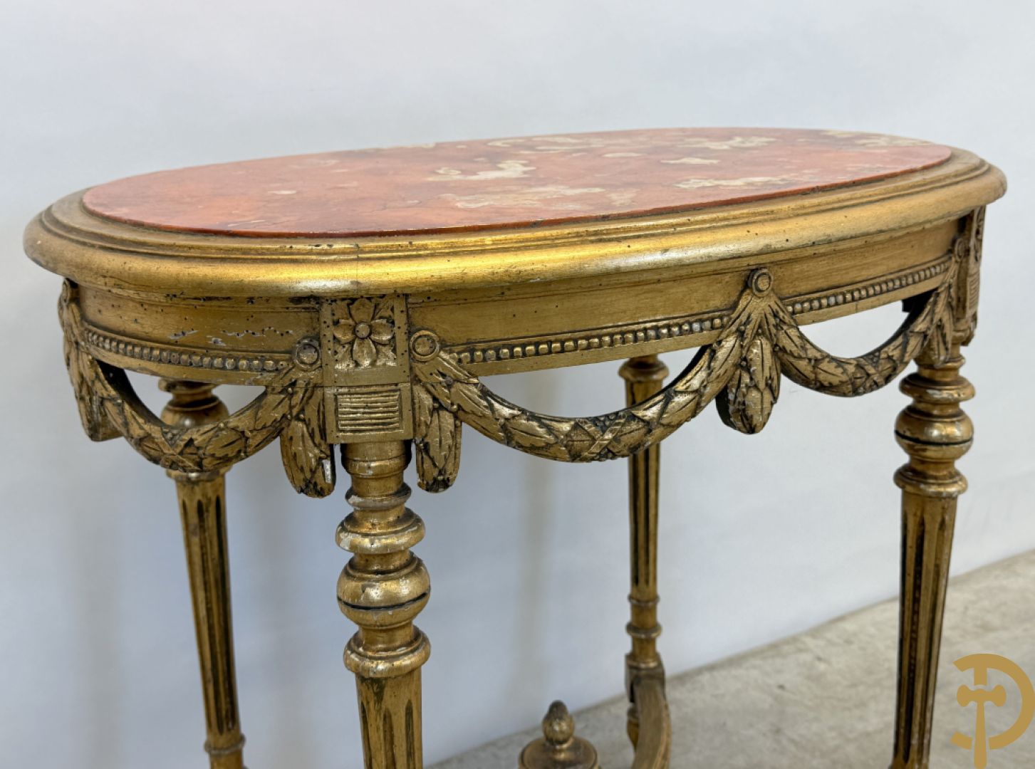 Ovale vergulde salontafel met Louis XVI motieven op gecanneleerde poten - met marmeren blad + 2 vergulde Louis XVI stoelen