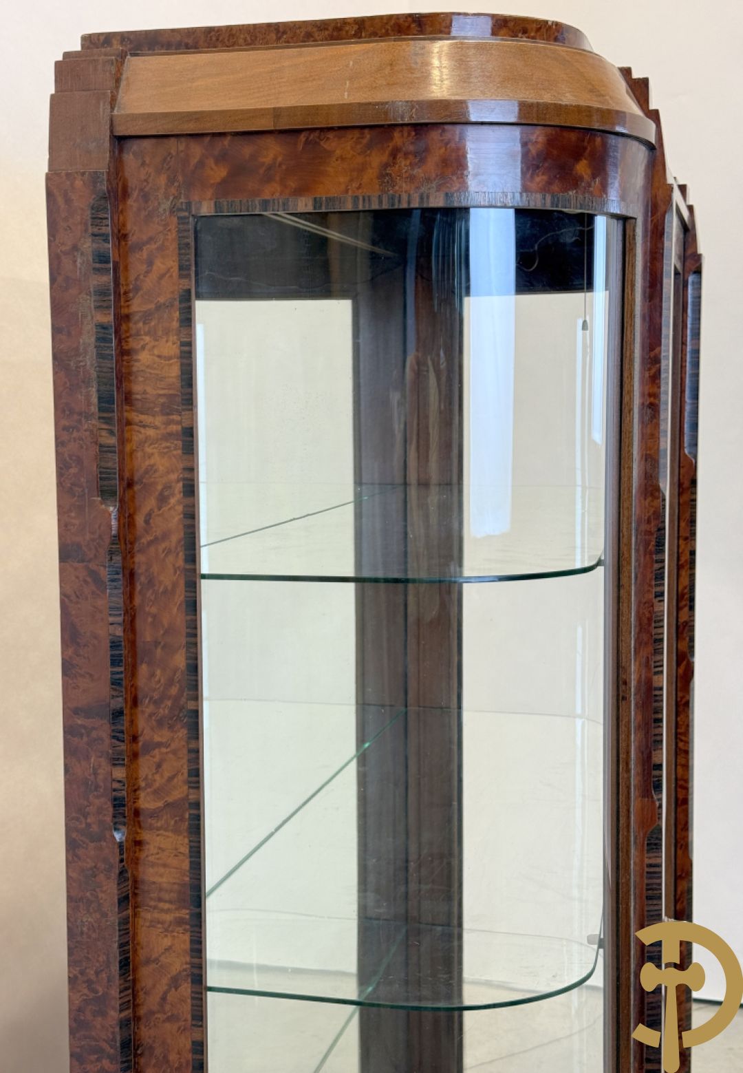 Wortelnotehouten vitrine met afgeronde zijkanten en inleg van palissander