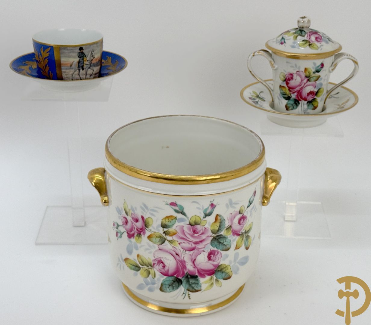 Porseleinen kopje en schoteltje met voorstelling van Napoleon te paard, JPC Chanele + kopje in Limoges porselein + cachepot met bloemendecor