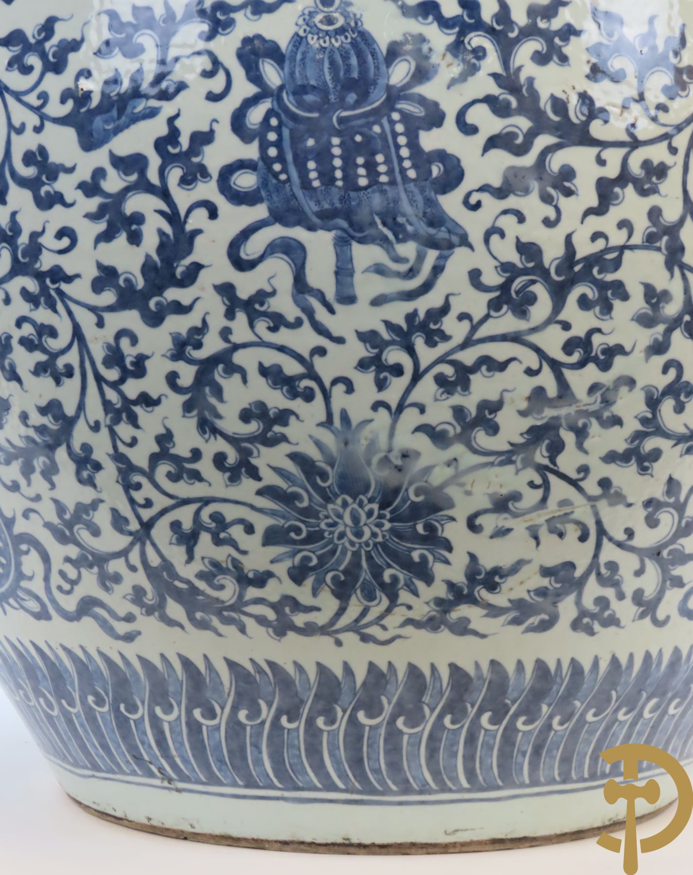 Chinese porseleinen blauw - witte viskom of grote cachepot met lotusslingers, Qian Long 19e