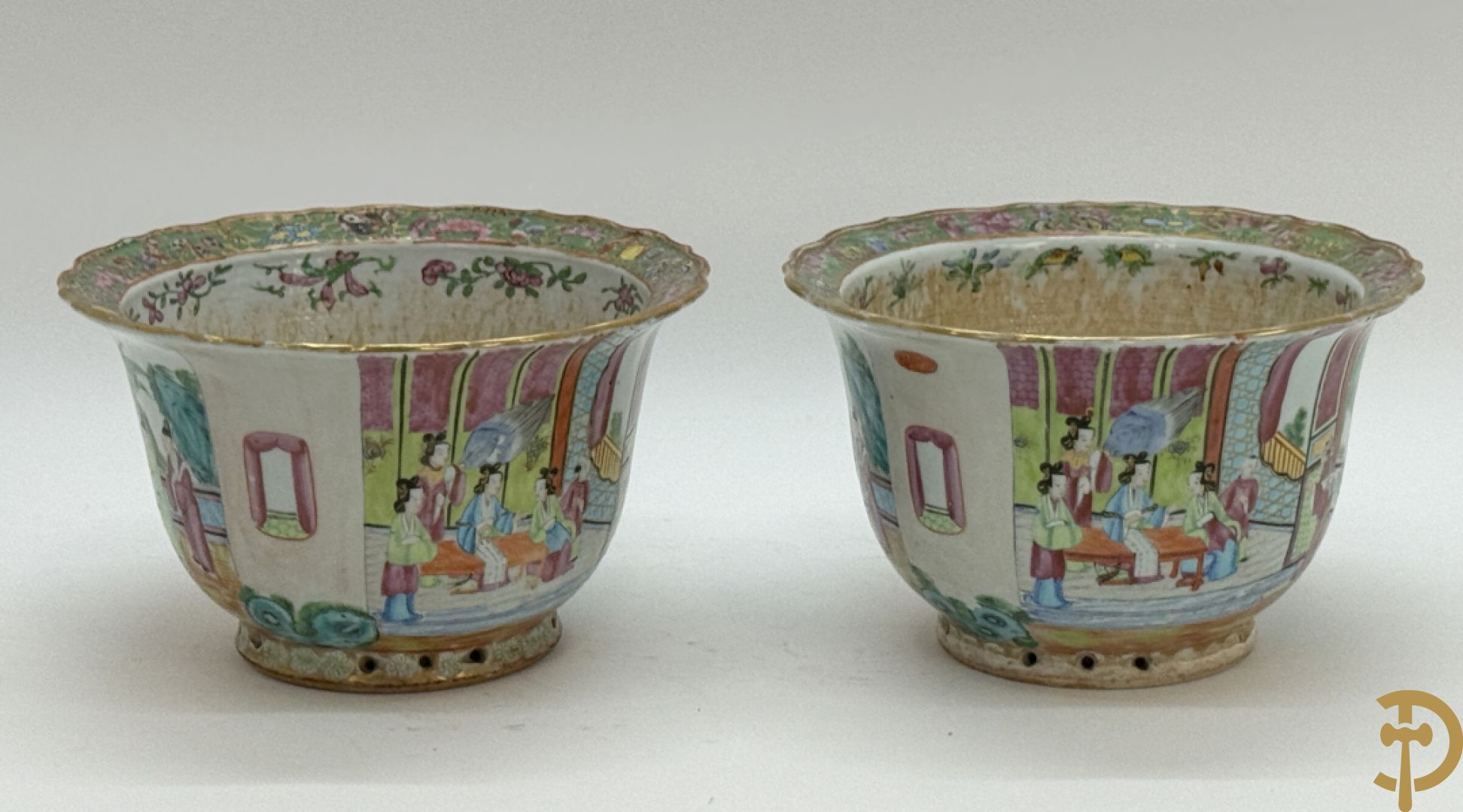 Paar Chinese porseleinen Kanton cachepots met geanimeerd decor