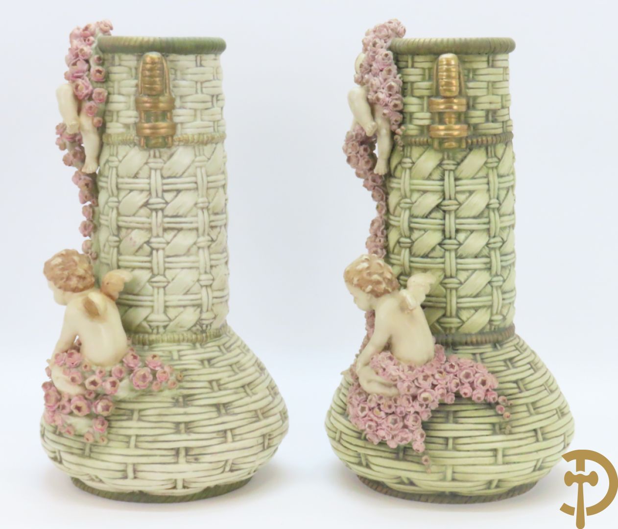 Paar meerkleurige faience vazen,  Austria gemerkt, met cupido