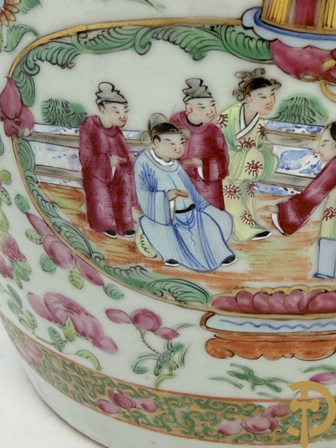 Chinese porseleinen Kanton vaas met geanimeerde hoftaferelen, natuurmotieven, fauna en floradecor