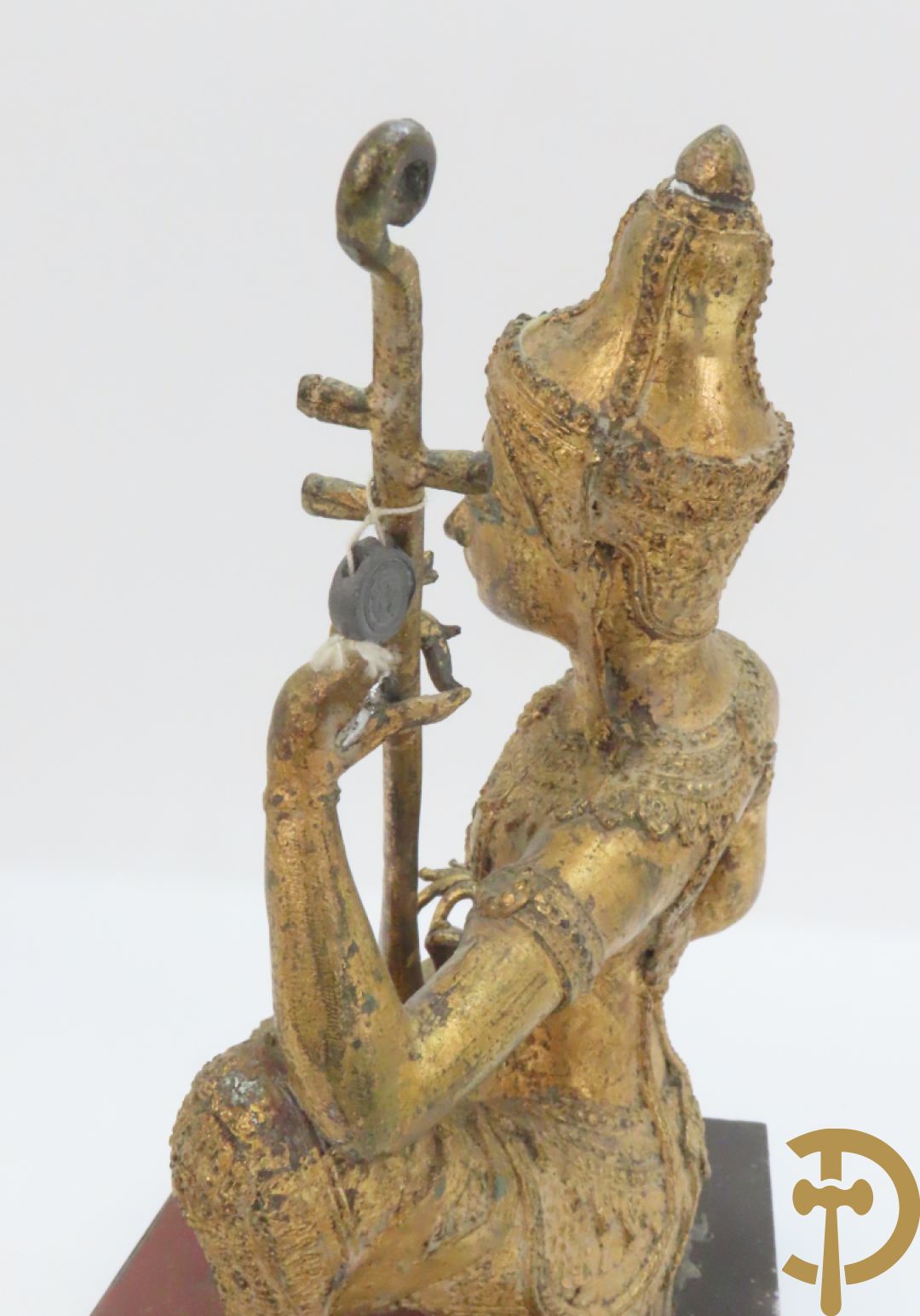 Orientaalse kopersculptuur van driekoppige olifant met boedhisatsvat + koperen boedhistische figuur met snaarinstrument