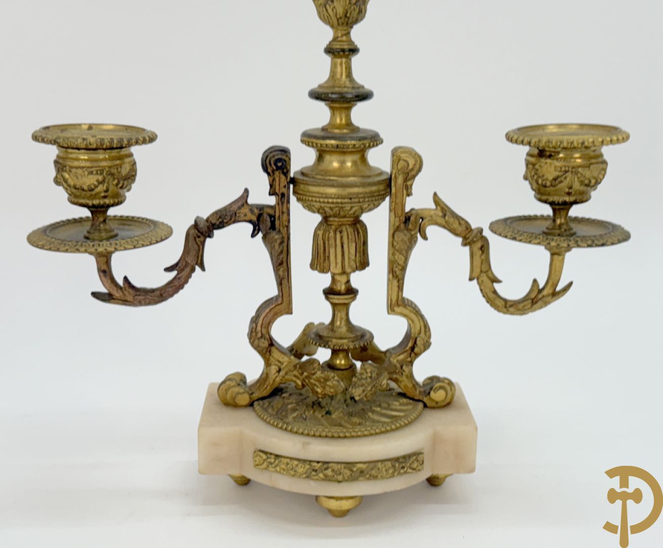 Driedelige garnituur met bronzen ornamenten van vogels en accanthusranken op marmeren basis