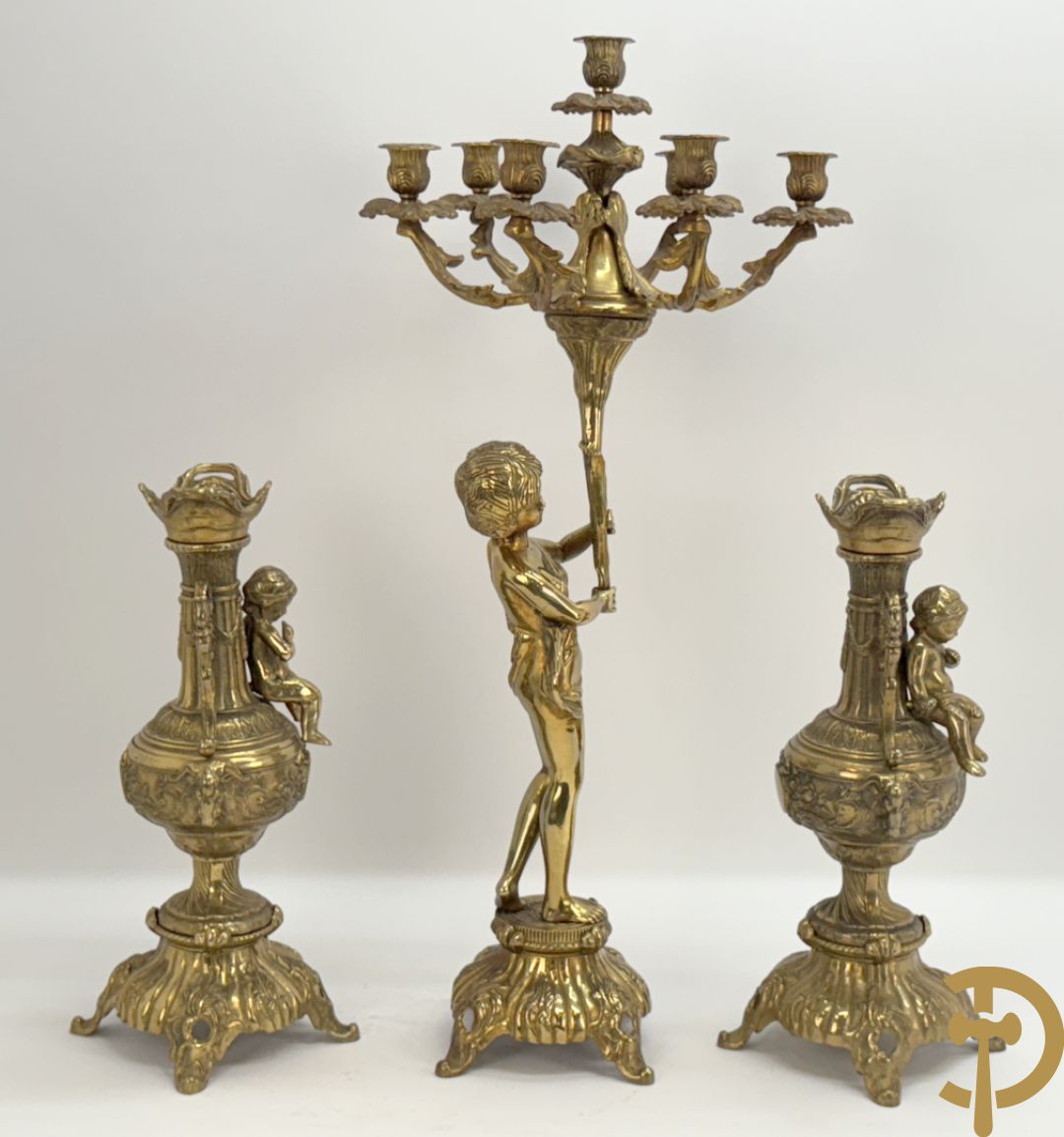 Paar koperen cassolettes bezet met ramskoppen dragende een cupido + koperen beeld van jongeman met zevenarmige kandelaar
