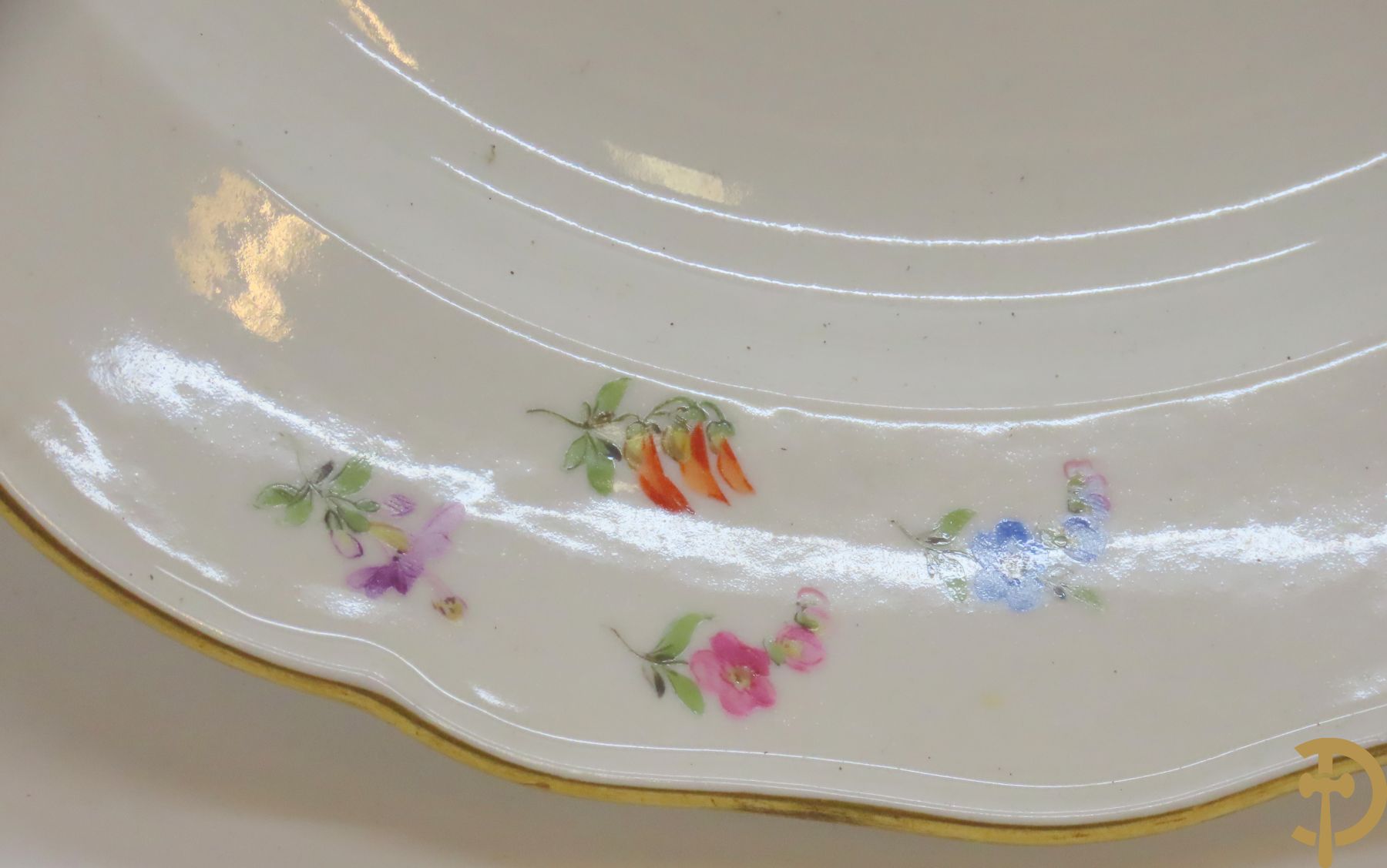 Zes porseleinen borden onder gemerkt met zwaarden / Meissen : 1 bord met stadstafereel, 1 verlucht bord met drakendecor, 1 bord met vogeldecor, 1 met bloemen en 2 met bloemendecor omgeven door vergulde rand