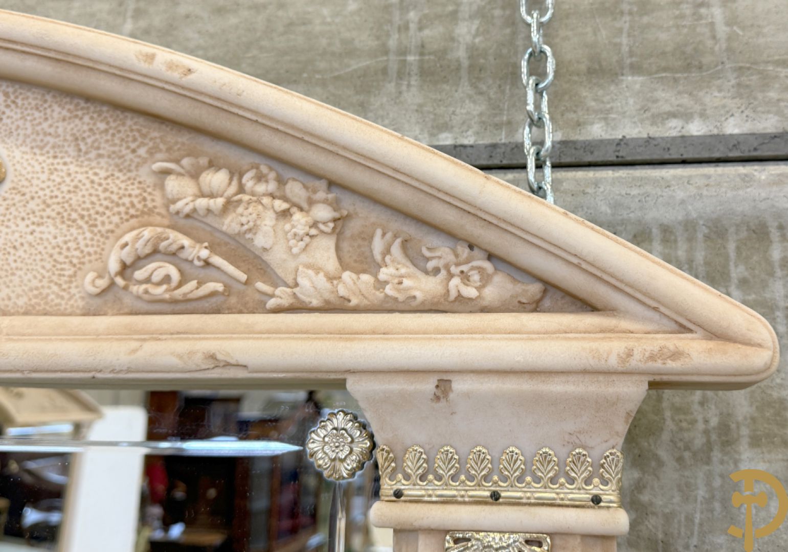 Uitzonderlijke eetkamer bestaande uit dressoir met 4 deuren en 2 lades op voluutvormig onderstel met rocailles opzij en boven met spiegel + bijhorende vitrine + console + spiegel + tafel op voluutvormig onderstel + 6 bijhorende armzetels met koperen frame - uniek ontwerp door de firma Vidal Grau Spaanse makelij, begin jaren 