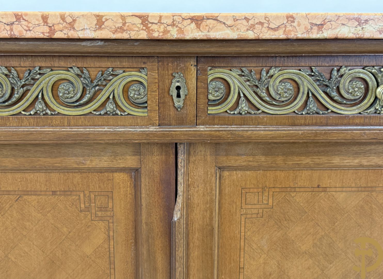 Art deco Decoene vierdeursdressoir in notelaar fineer met gebogen beglaasde deuren opzij en bezet met bronzen ornamenten - bovenaan met marmeren blad