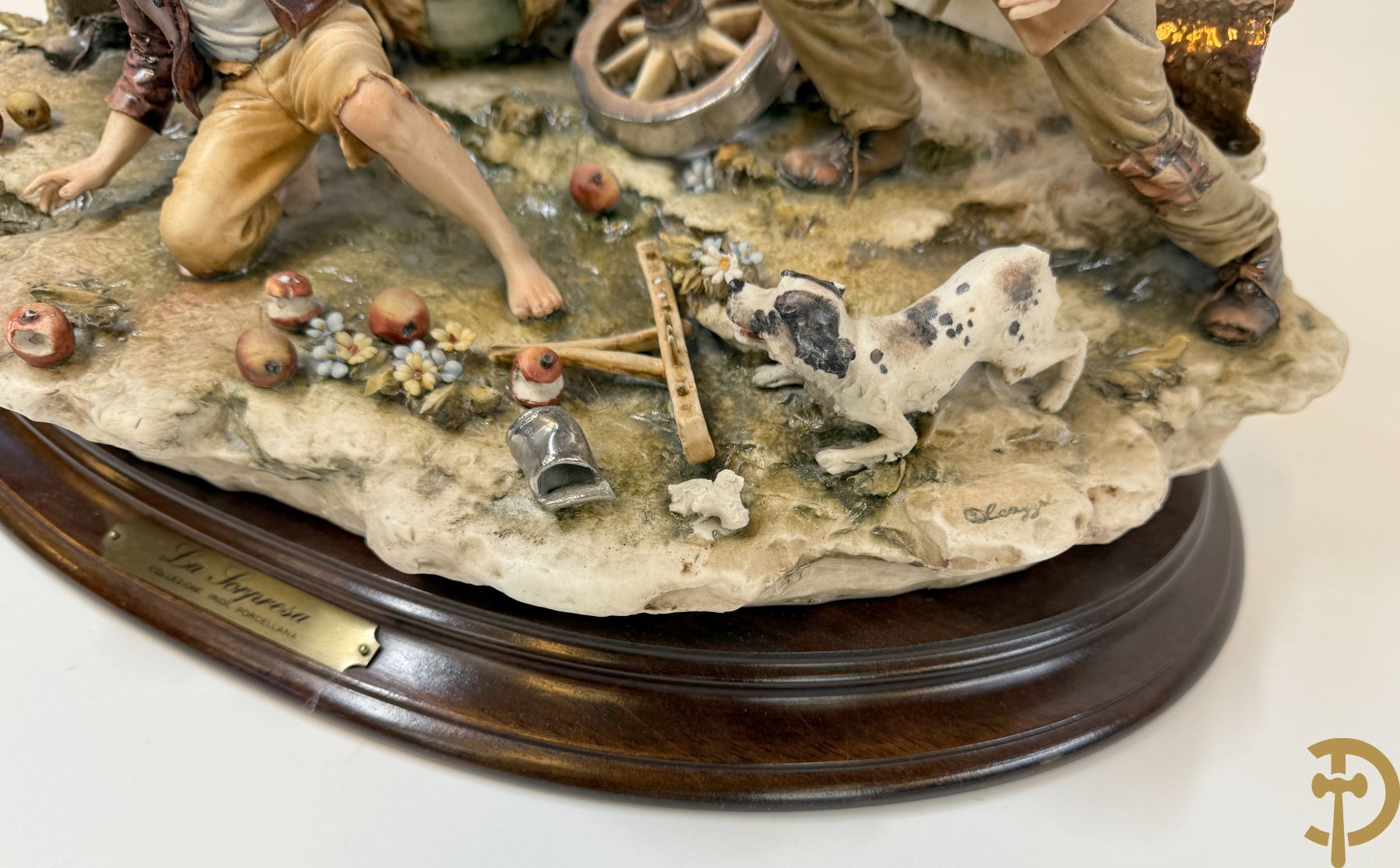 Twee grote Italiaanse groepen in 
gekleurde biscuit : jongens plukken appels - onderonsje aan tafel + 4 groepen in gekleurde Italiaanse biscuit