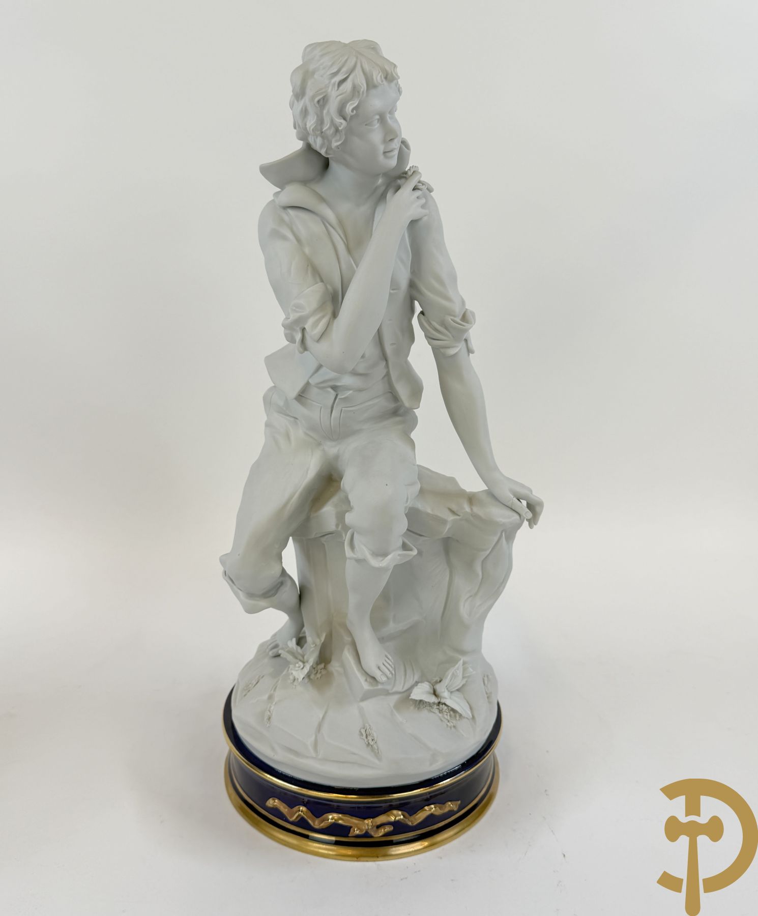 Italiaanse biscuitgroepen w.o. grote groep met 2 liggende naakte dames met zwaan, jongeman op rots, vioolspeler met edeldame, dame met kanten jurk en kinderen + Armani G. getekend 