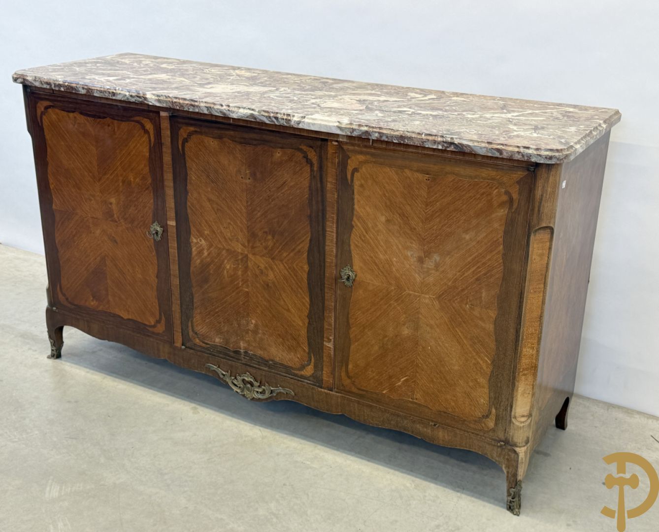 Notelaren driedeursdressoir met marmeren blad  bronzen sabots op de poten