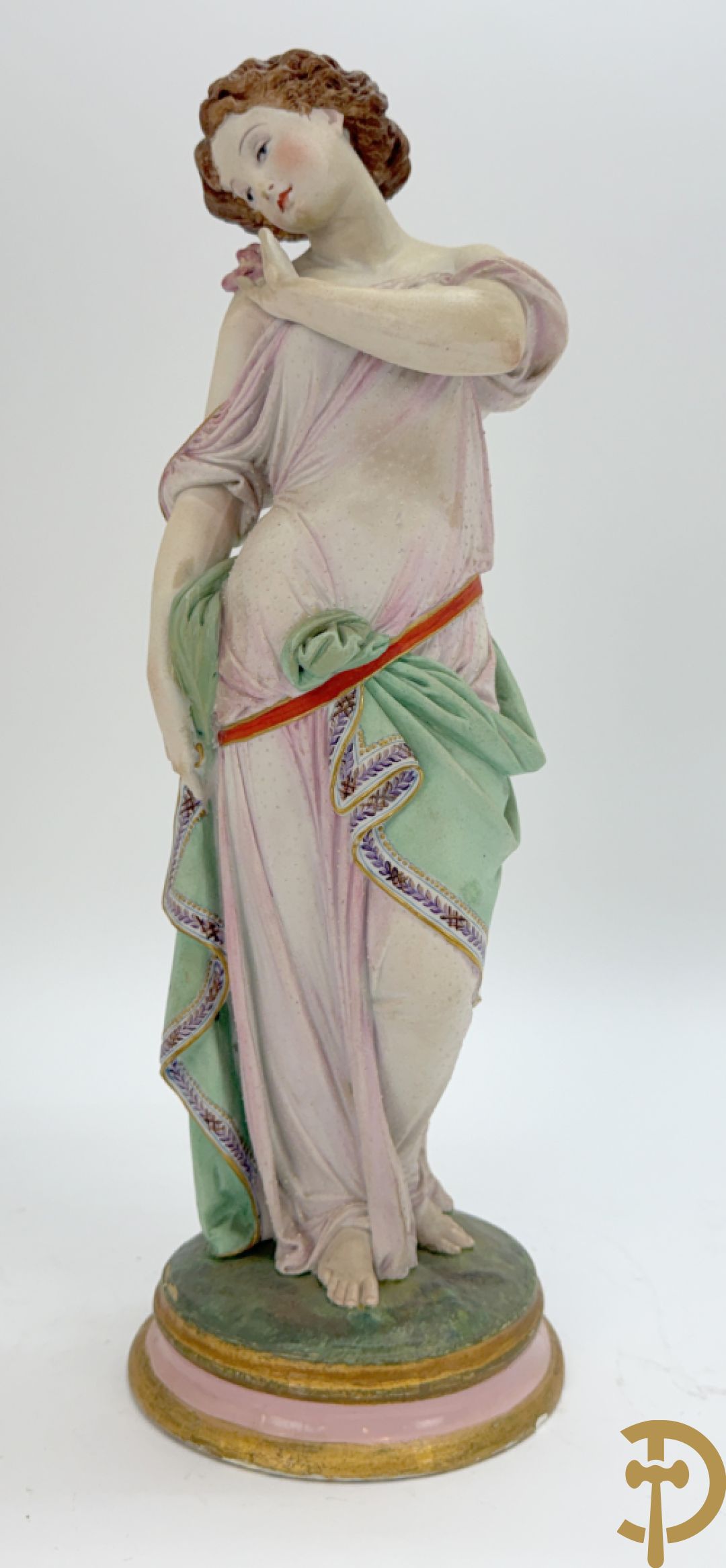 Paar Franse biscuits van elegante dame met hond en dame met bloemen op schouder