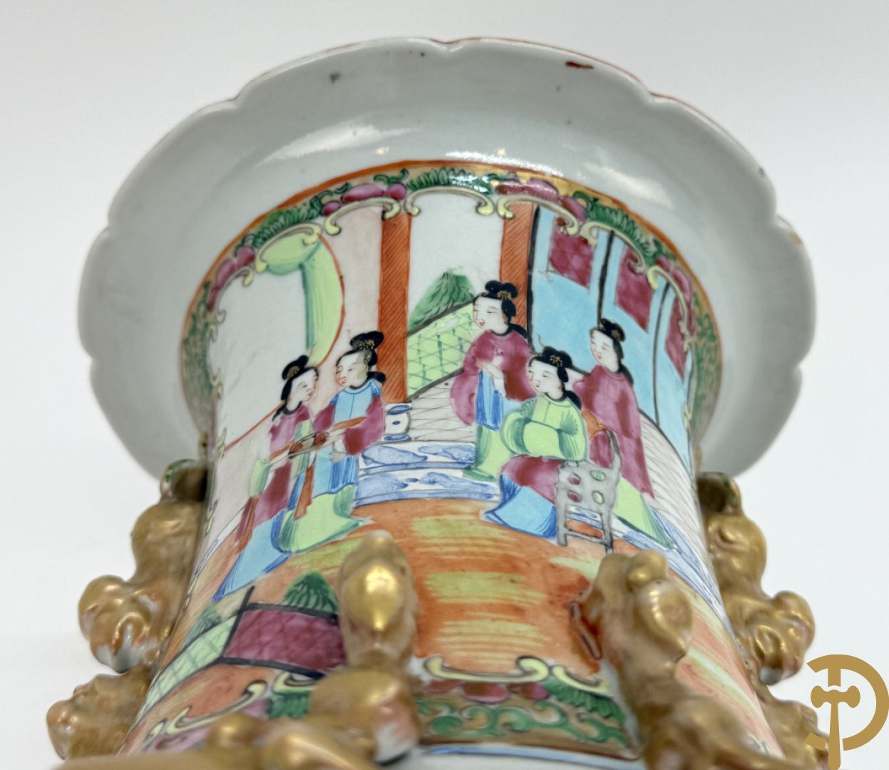 Chinese porseleinen Kanton vaas met geanimeerde taferelen en natuurdecor