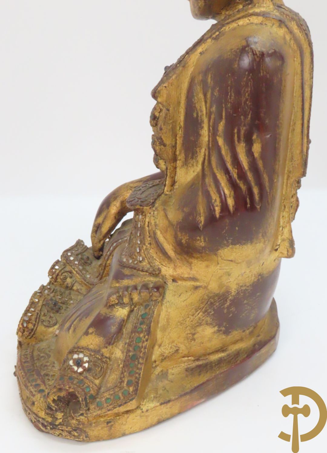 Grote staande vergulde houtgesculpteerde boedha +vergulde  zittende houten boedha met edelsteentjes