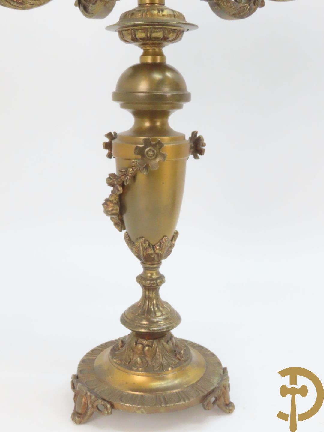 Driedelige bronzen garnituur bestaande uit pendule met 2 dames bovenaan, geflankeerd door paar zesarmige kandelaars