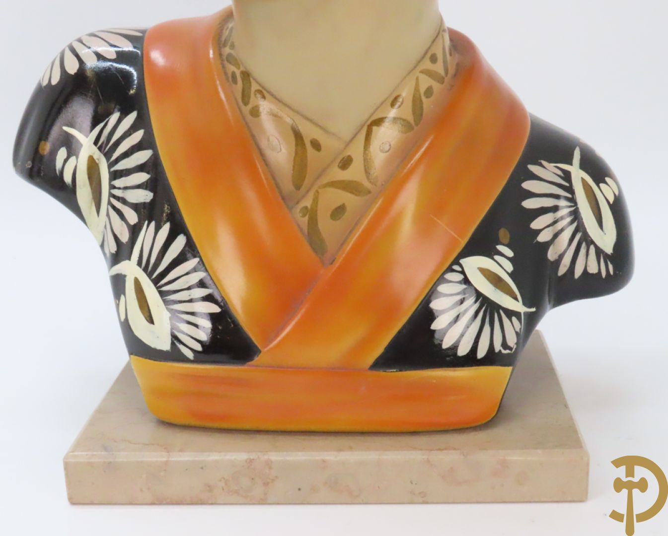 Gipsen damesbuste van Japanse schone op marmeren sokkel