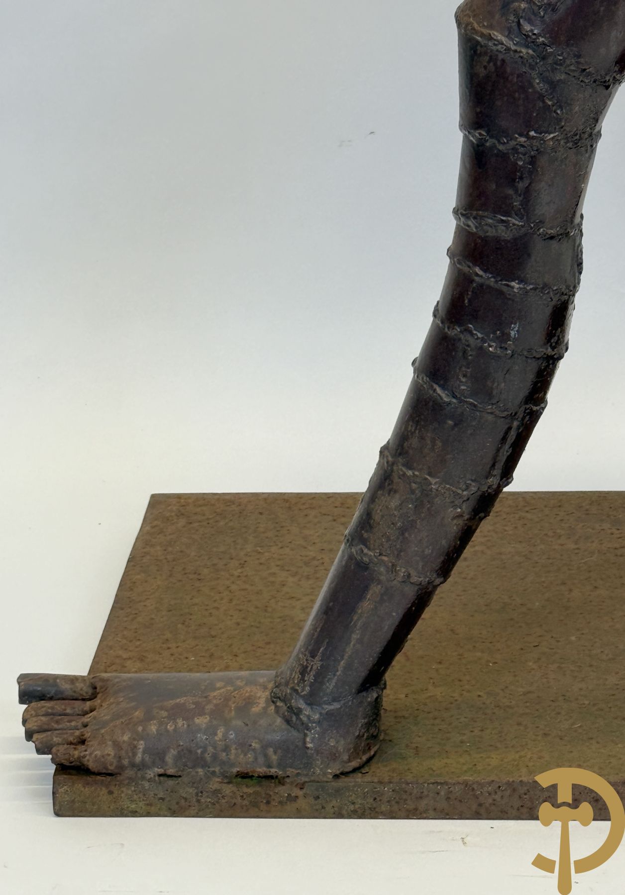 Moderne gepatineerde ijzersculptuur met verstrengelde benen