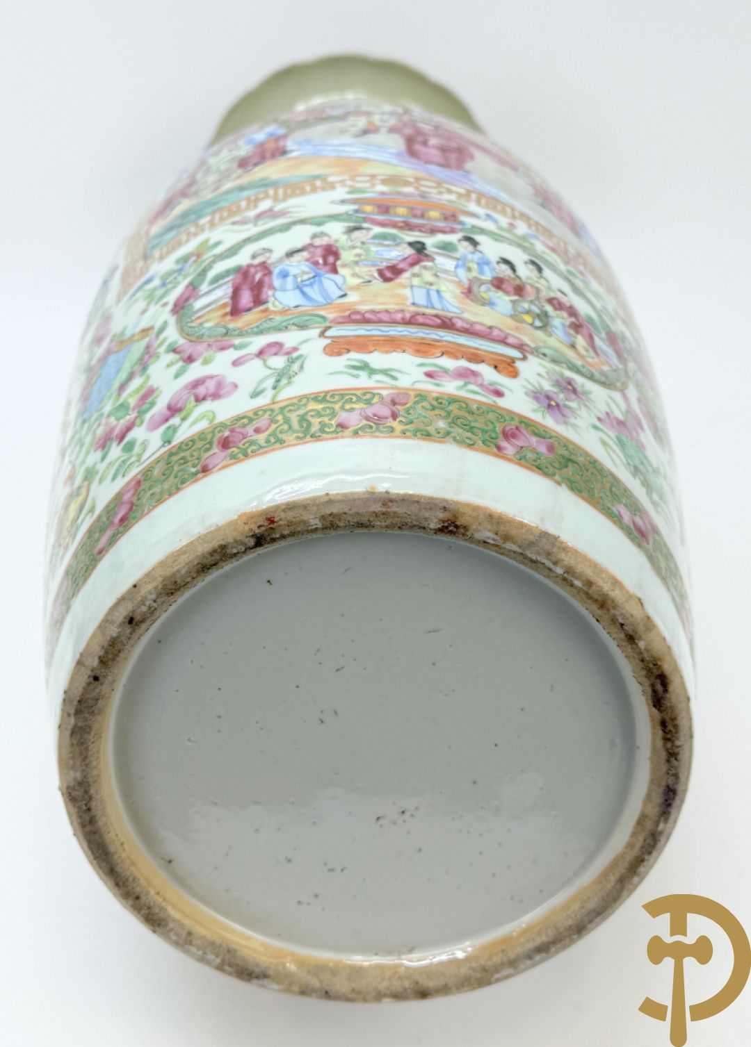 Chinese porseleinen Kanton vaas met geanimeerde hoftaferelen, natuurmotieven, fauna en floradecor