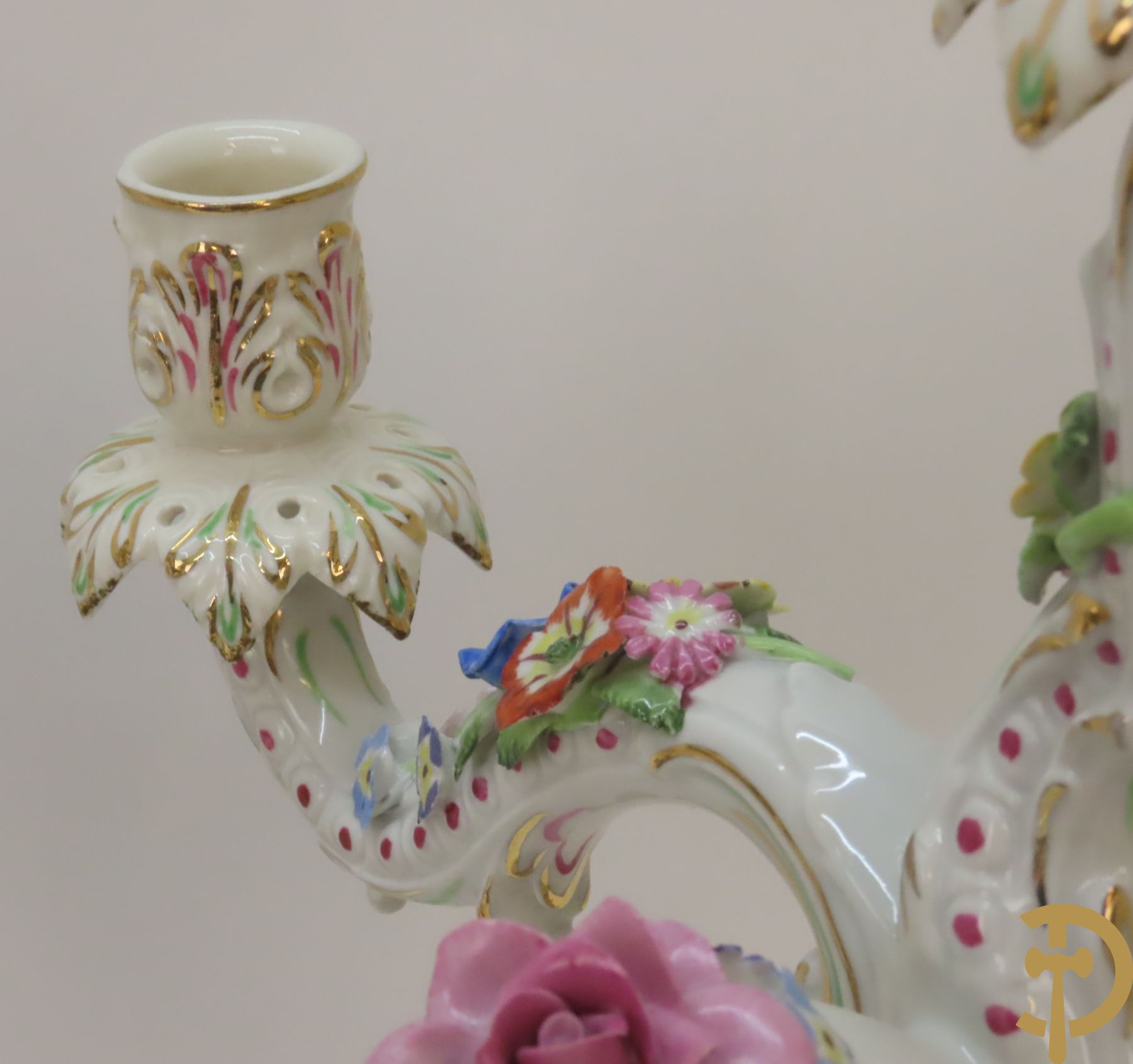 Twee porseleinen vijfarmige kandelaars met cupido