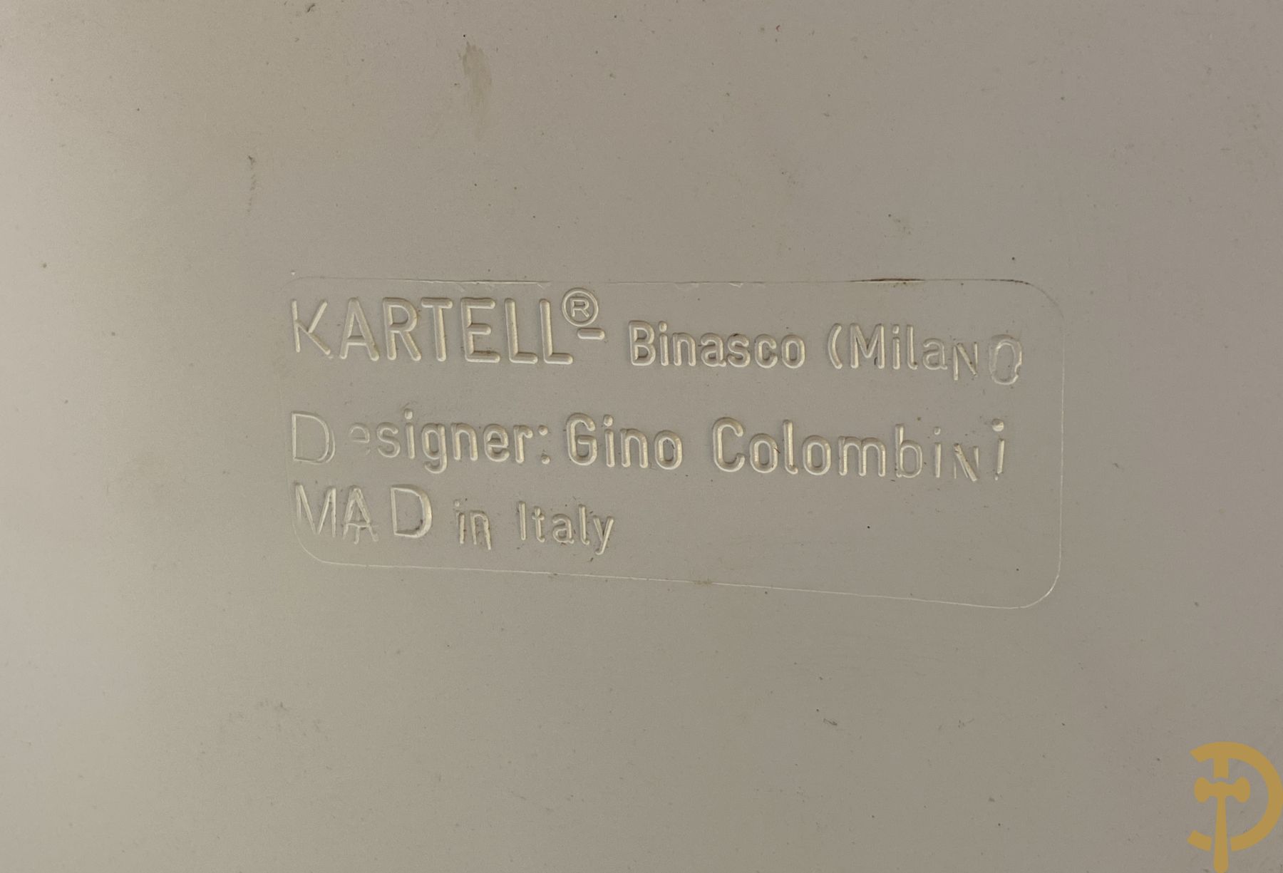 Twee paraplubakken, oranje en crèmekleur, laatste gemerkt Kartell designer Colombin Gino