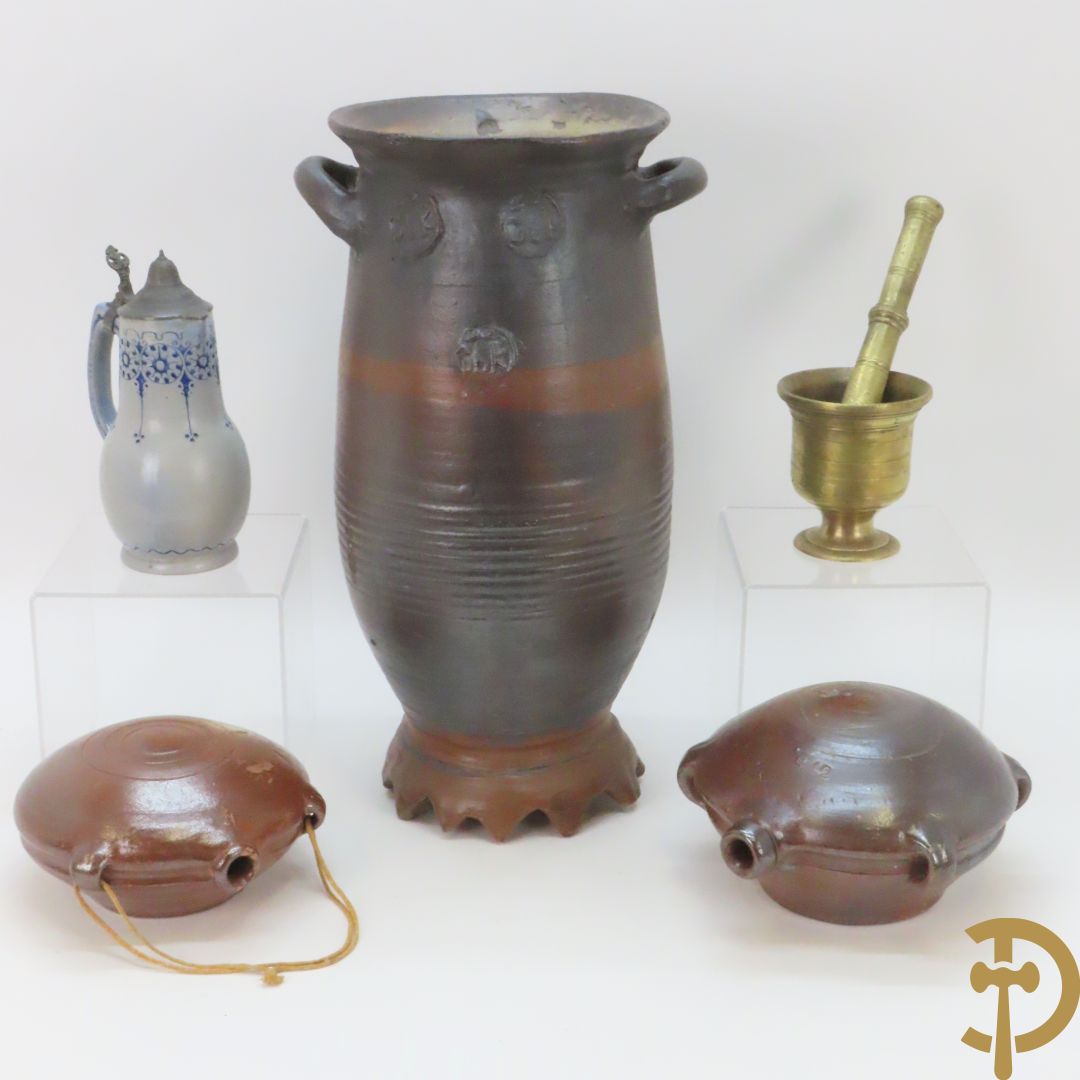 Langerwehe steengoed kruik + twee steengoed veldkruiken +Keulse dekselkan + bronzen mortier met stamper