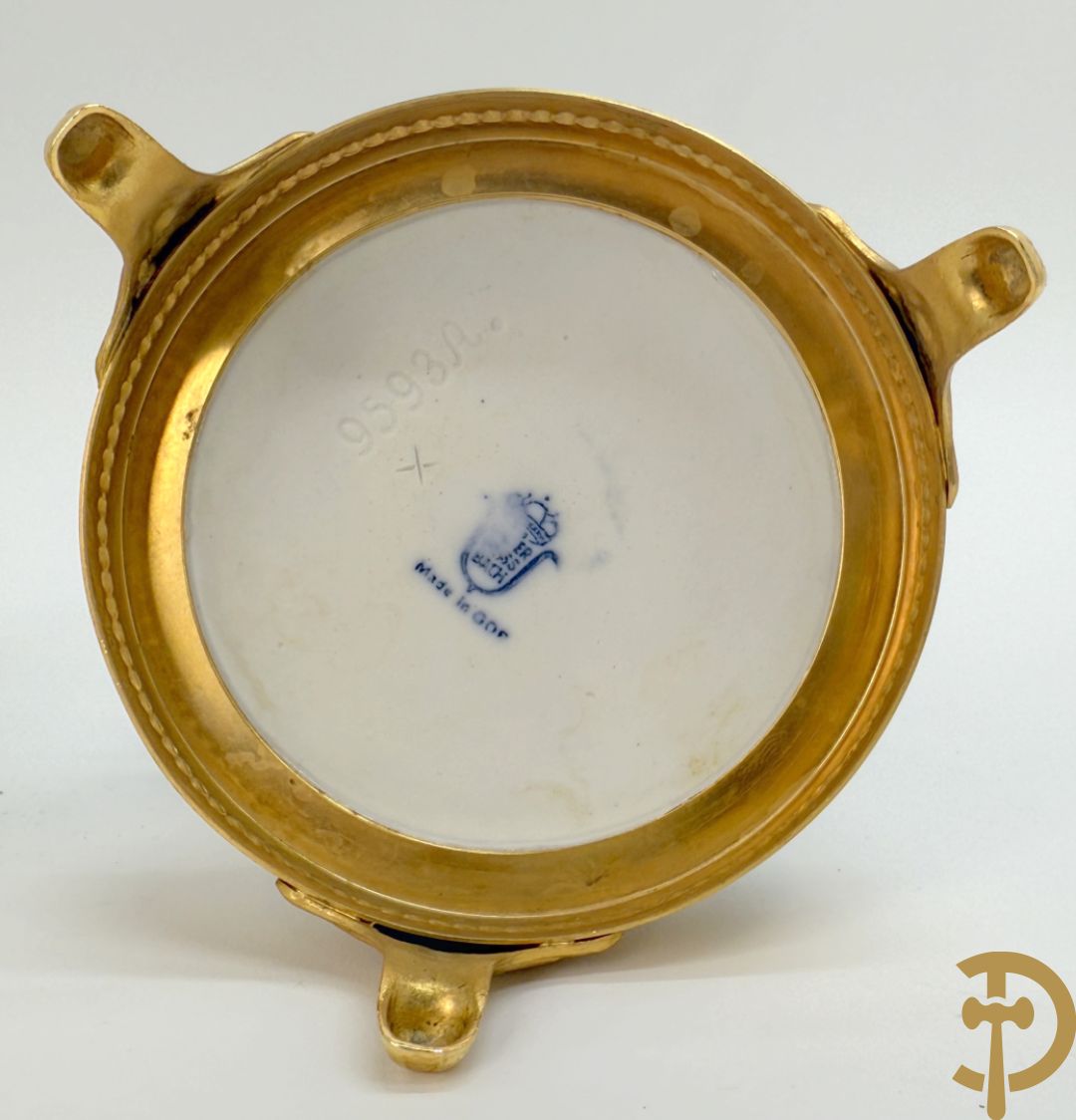 Zeven witte biscuits met voorstelligen van spelende kinderen en engelen op vergulde koperen sokkel, gemerkt Unterweisbach