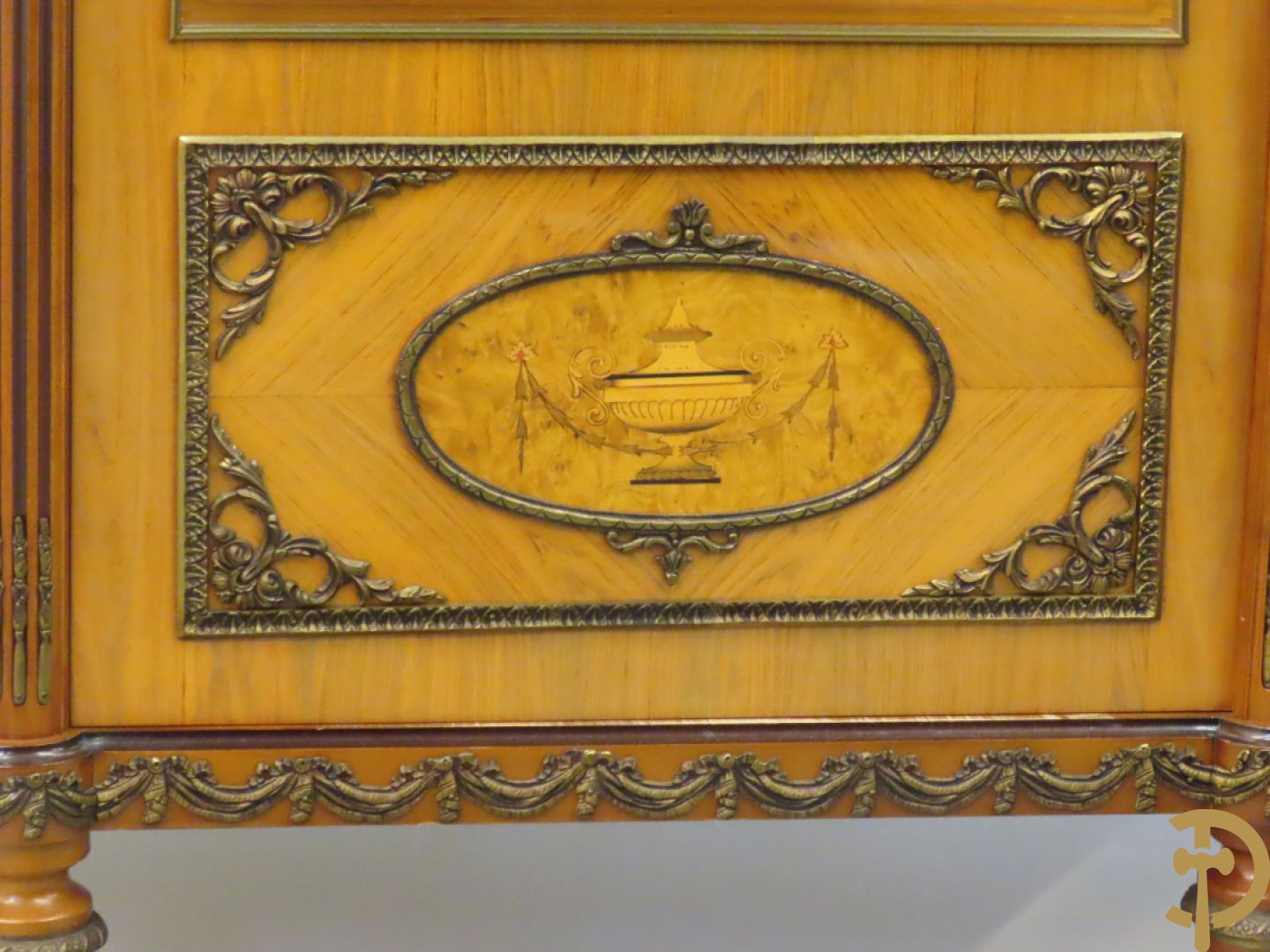 Notelaren eetkamer Louis XVI stijl bestaande uit vijfdeursdressoir met bloemenmarquetterie, bronsbeslag en wit marmeren blad, ovale uittrekbare tafel, 6 stoelen met leder bekleed en gegalbeerde vitrine met geslepen ruitjes