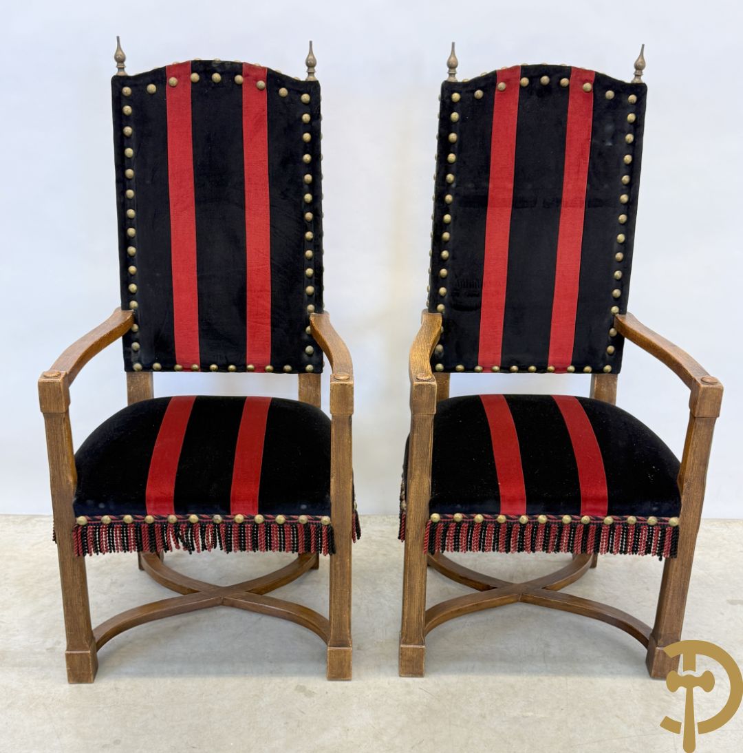 Massief eiken tafel met wangen en smeedijzer verbonden + 6 hoogleunige stoelen + 2 armzetels