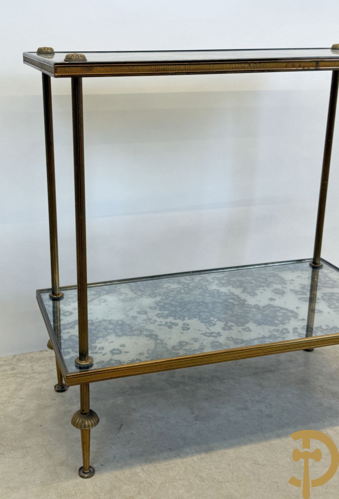 Paar koperen bout de canapé bijzettafels + koperen étagèretafel met gefumeerd glas