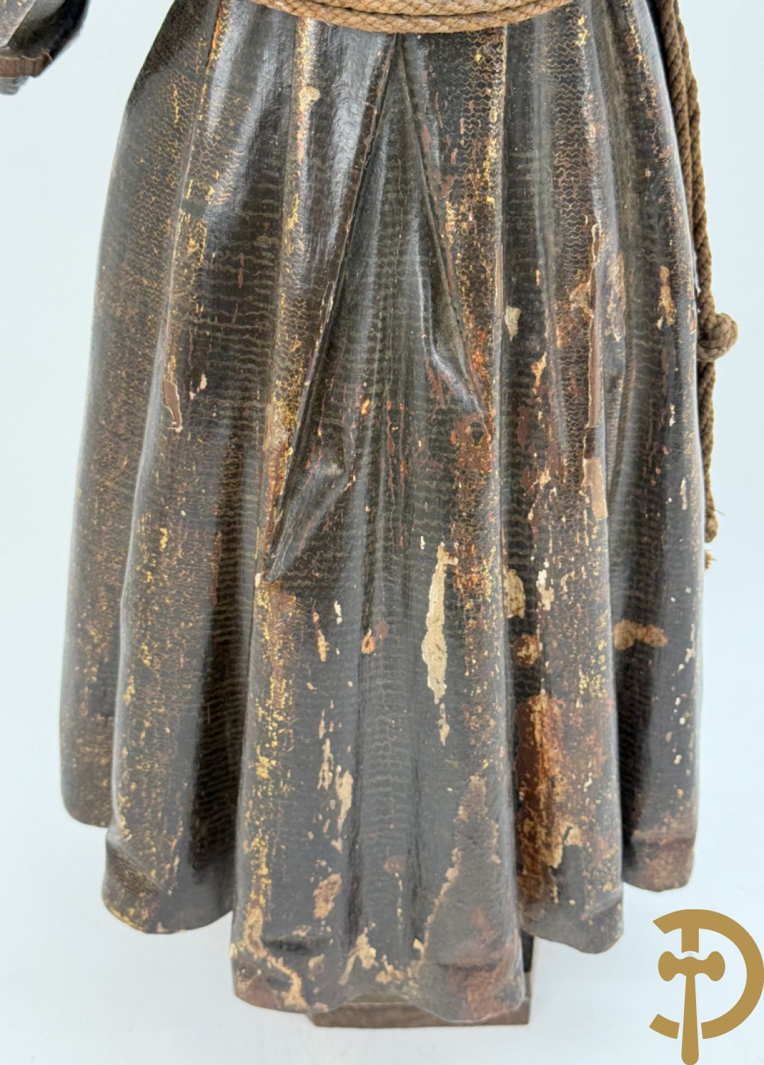 Gepolychromeerde houtsculptuur van Sint Antonius steunend met linkervoet op wereldbol