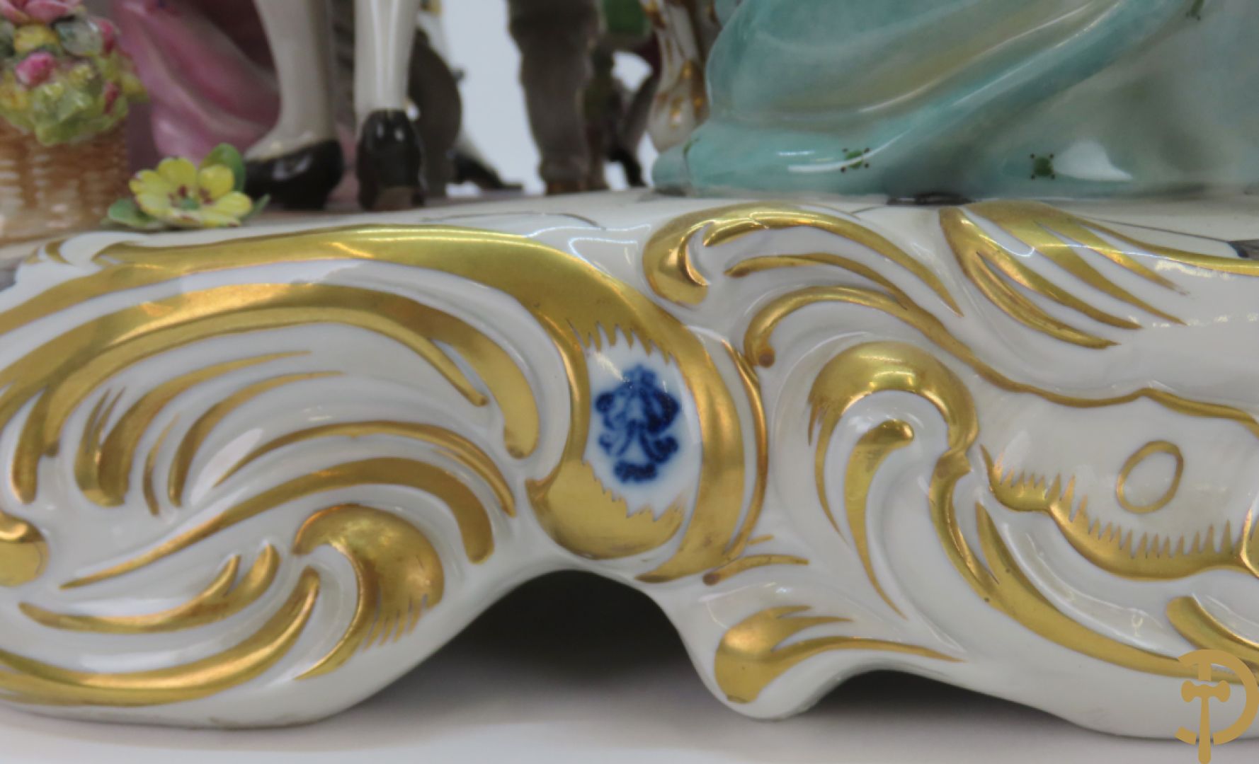 Grote gekleurde porseleinen geanimeerde groep met 7 muziekspelers