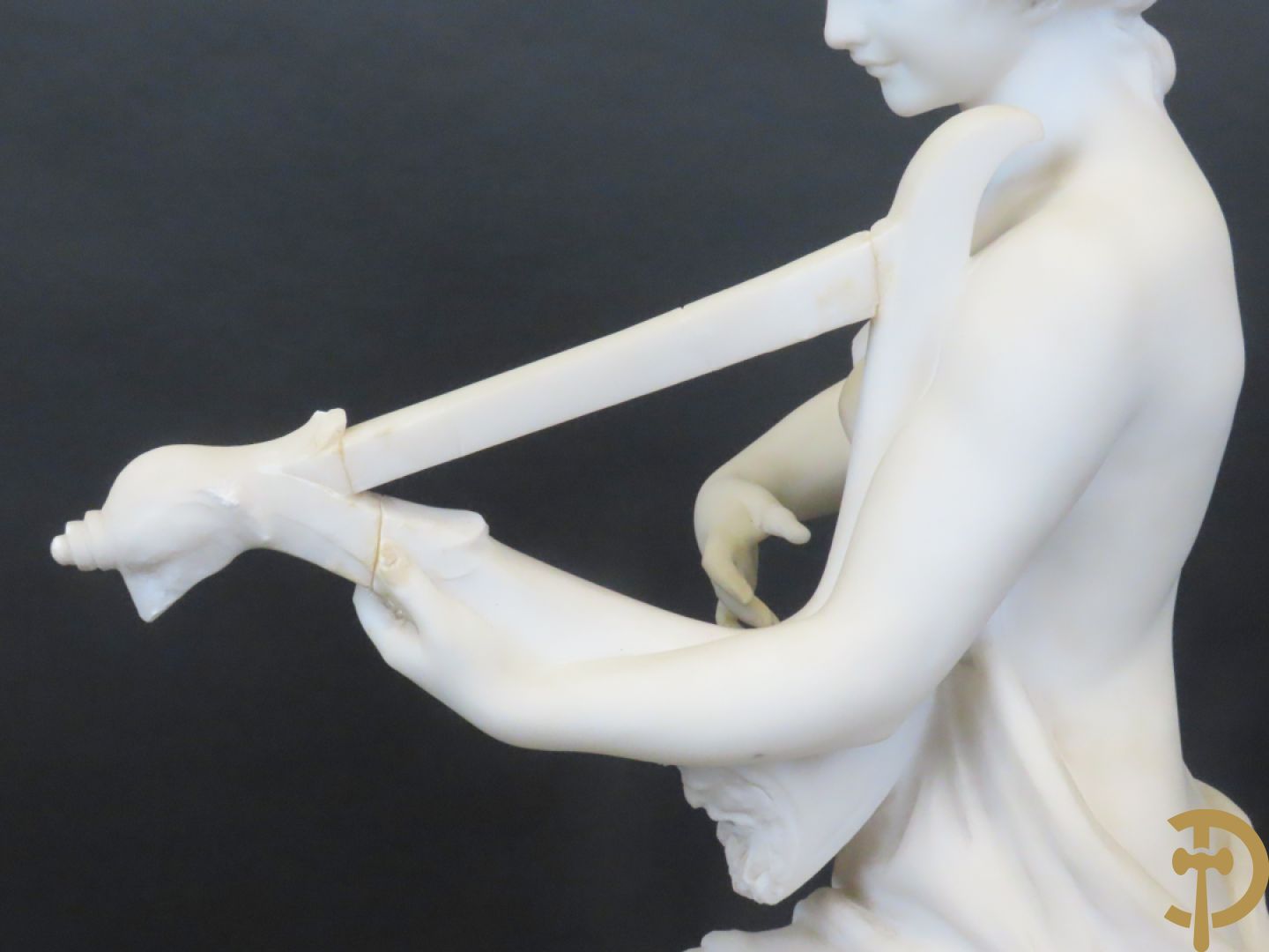 Prof. Fagioli Firenze getekend : Witte marmersculptuur van zittende dame met ontblote boezem met muziekinstrument