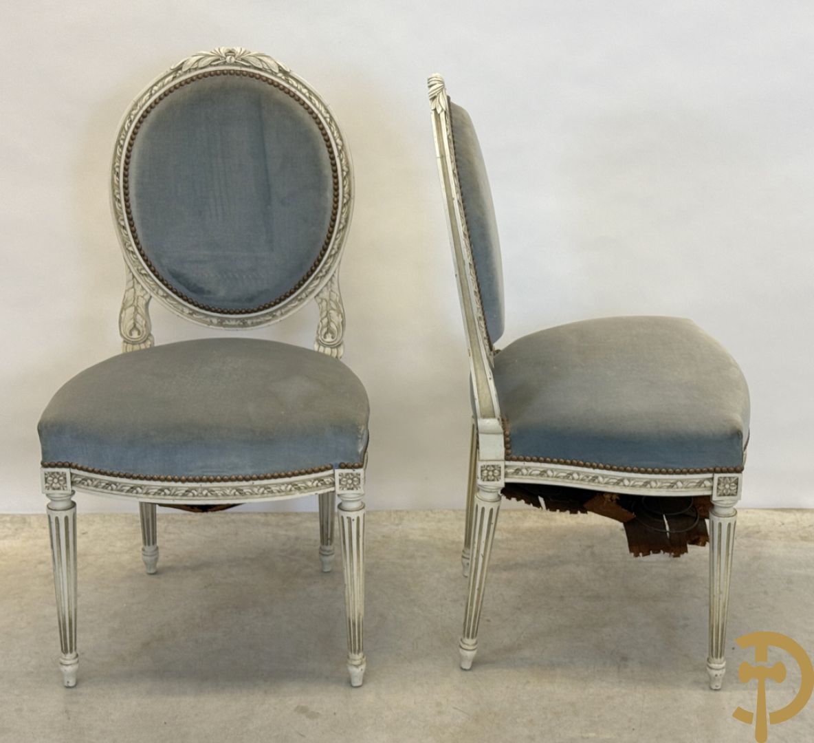 Salonensemble met rocailles, bloemenmotieven en gecanneleerde poten bestaande uit canapé, 2 armzetels en 2 stoelen