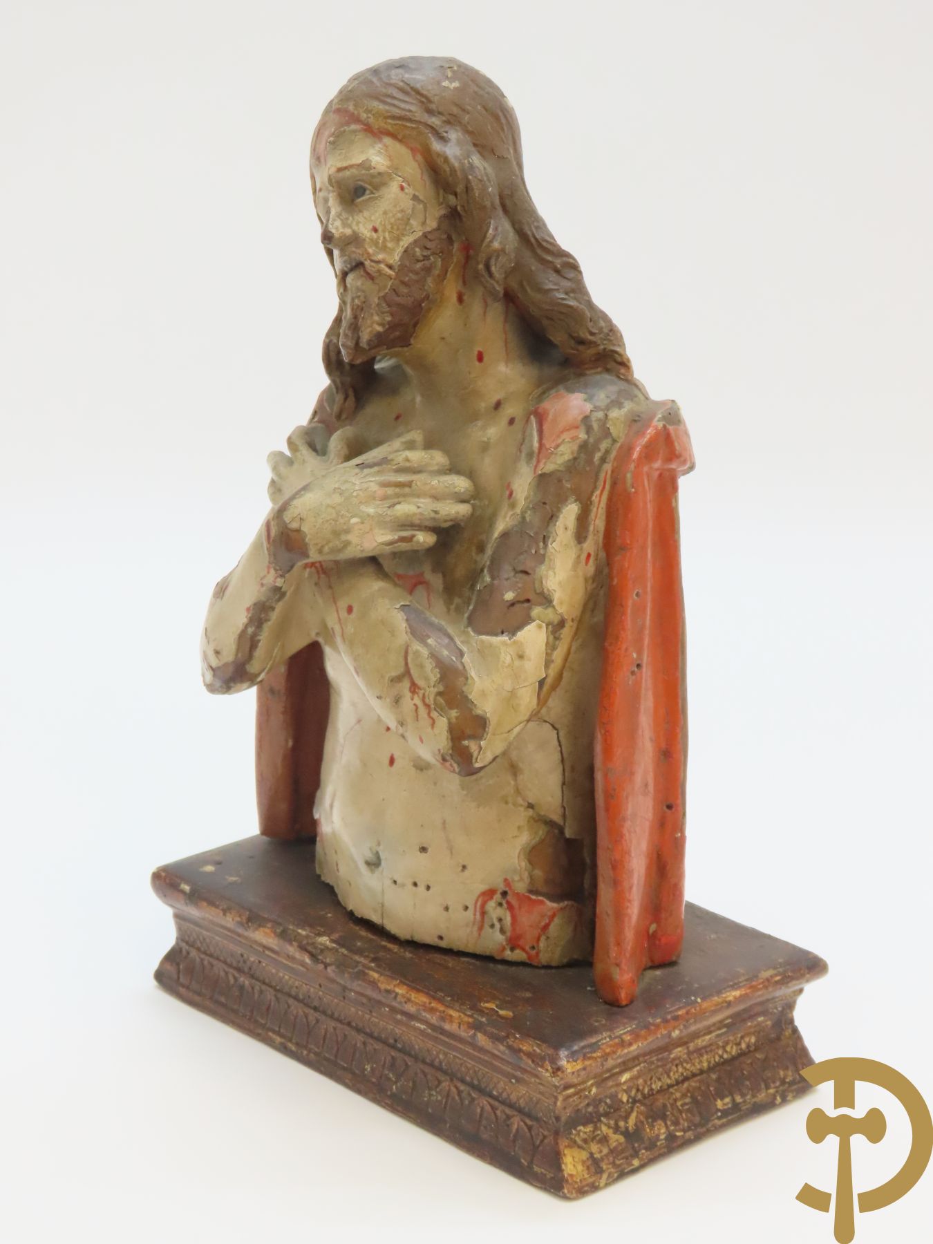 Gepolychromeerde houtsculptuur van buste van Christus met gekruiste armen dragende een rode mantel