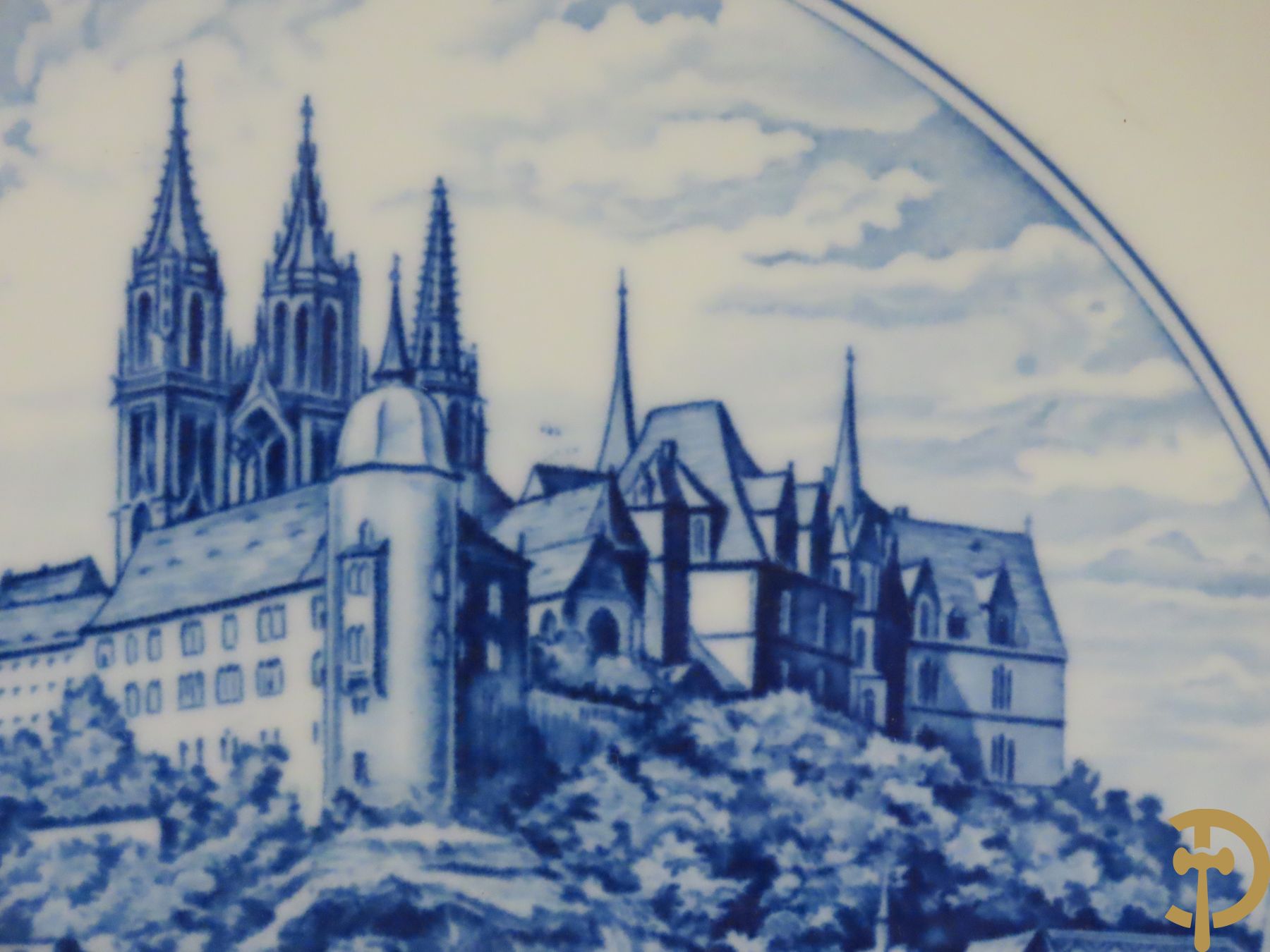 Zes porseleinen borden onder gemerkt met zwaarden / Meissen : 1 bord met stadstafereel, 1 verlucht bord met drakendecor, 1 bord met vogeldecor, 1 met bloemen en 2 met bloemendecor omgeven door vergulde rand