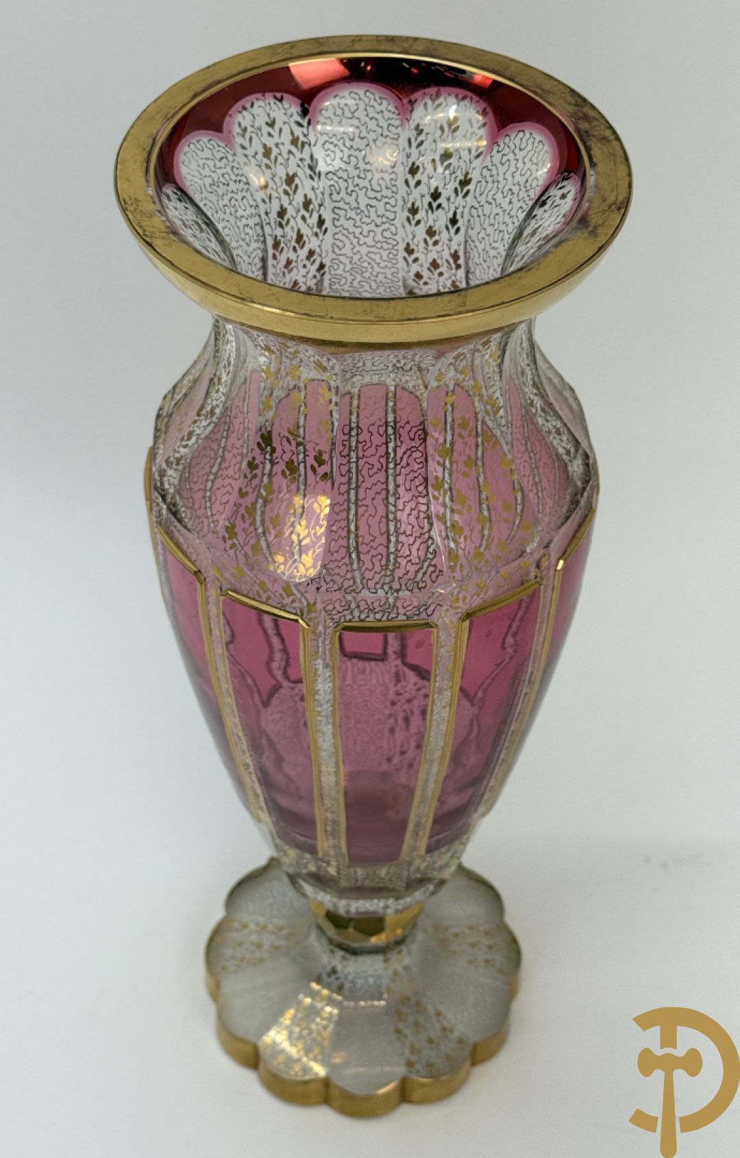 Gelobde kristallen vaas met gouddecor