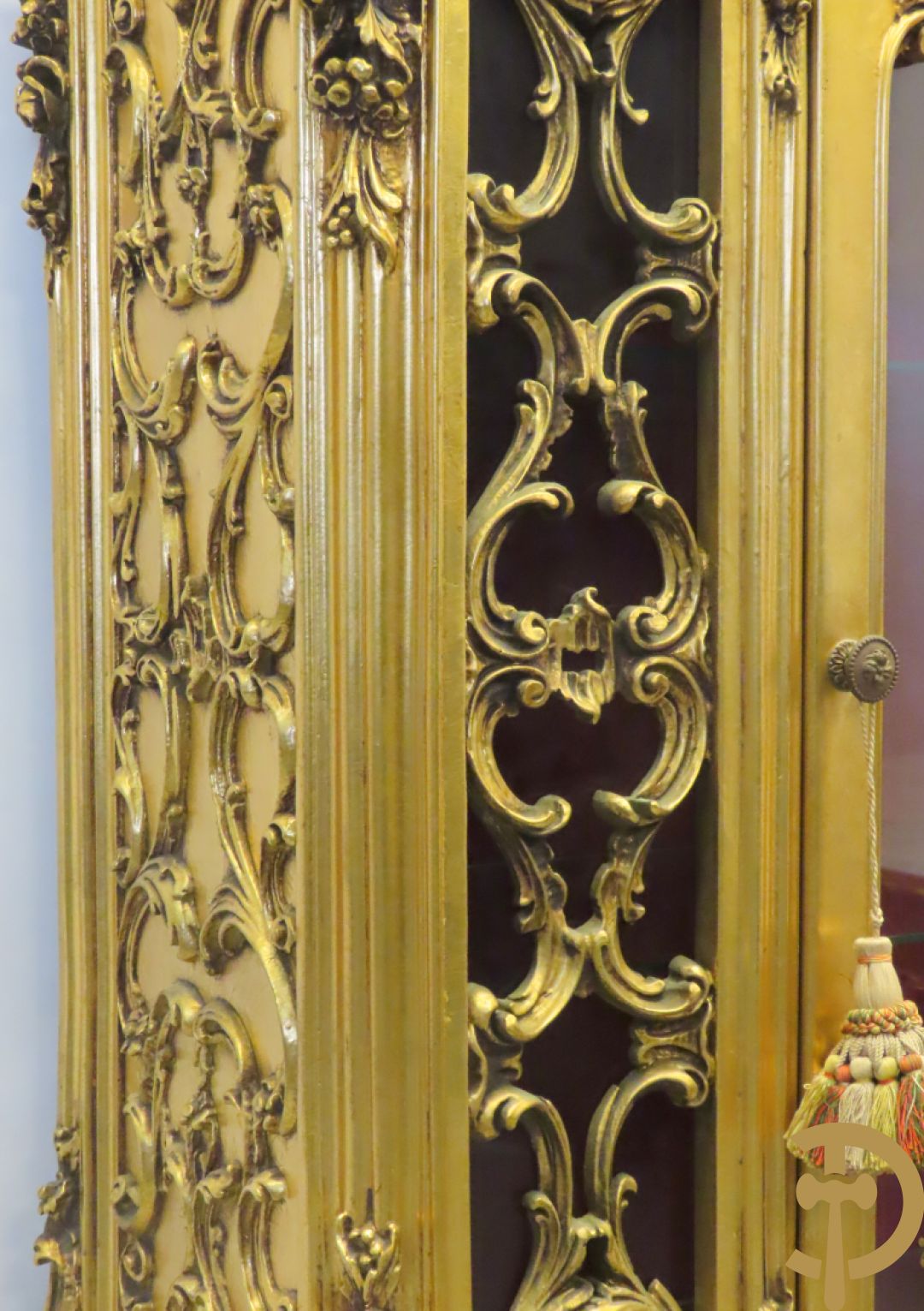 Uitzonderlijke vergulde Louis XV eetkamer bestaande uit vijfdeursdressoir met voluutvormige accanthusranken en rocailles, beschilderd met bloemenmotieven en centraal tafererel met hoornen des overvloeds + bijhorende spiegel vergulde tafel op voluutvormige poten met zes bijhorende stoelen + vitrine met accanthusranken en centrale deur, op voluutvormige poten