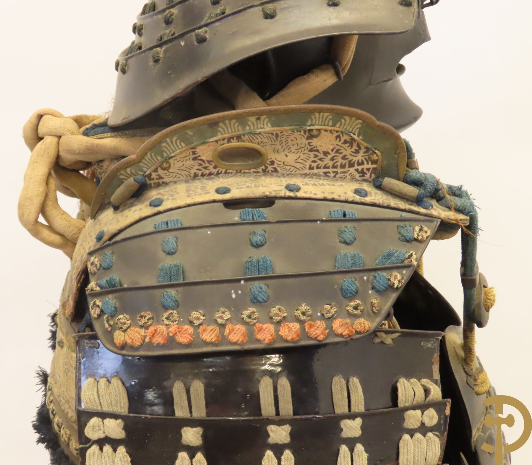 Aziatische antieke samurai uitrusting met helm gemonteerd op statief - type Okegawa Gusoku van ijzer en Kusari in leder.