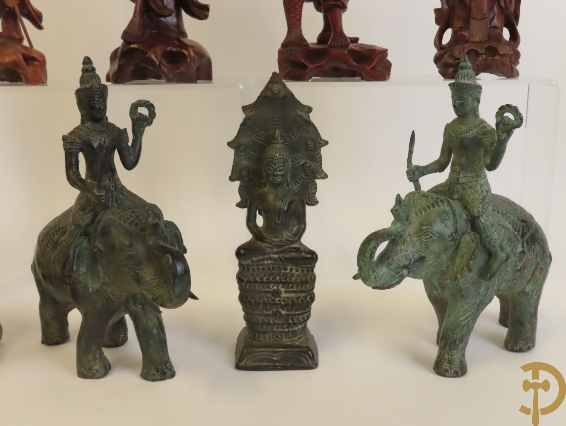 Aziatica bestaande uit bronzen zittende boedisatsvat onder boom, 2 bronzen olifanten met Indische figuren, bronzen zittende boedha, 4 Aziatische houtsculpturen van wijsgeren, Japanse dame in Satsumat en gipsen geknielde geisha