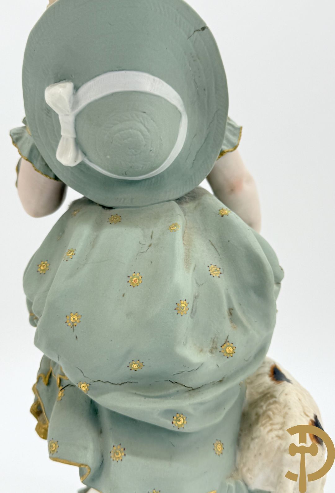 Paar grote Franse gekleurde biscuits van meisje en 
 jongen met schaap en geit