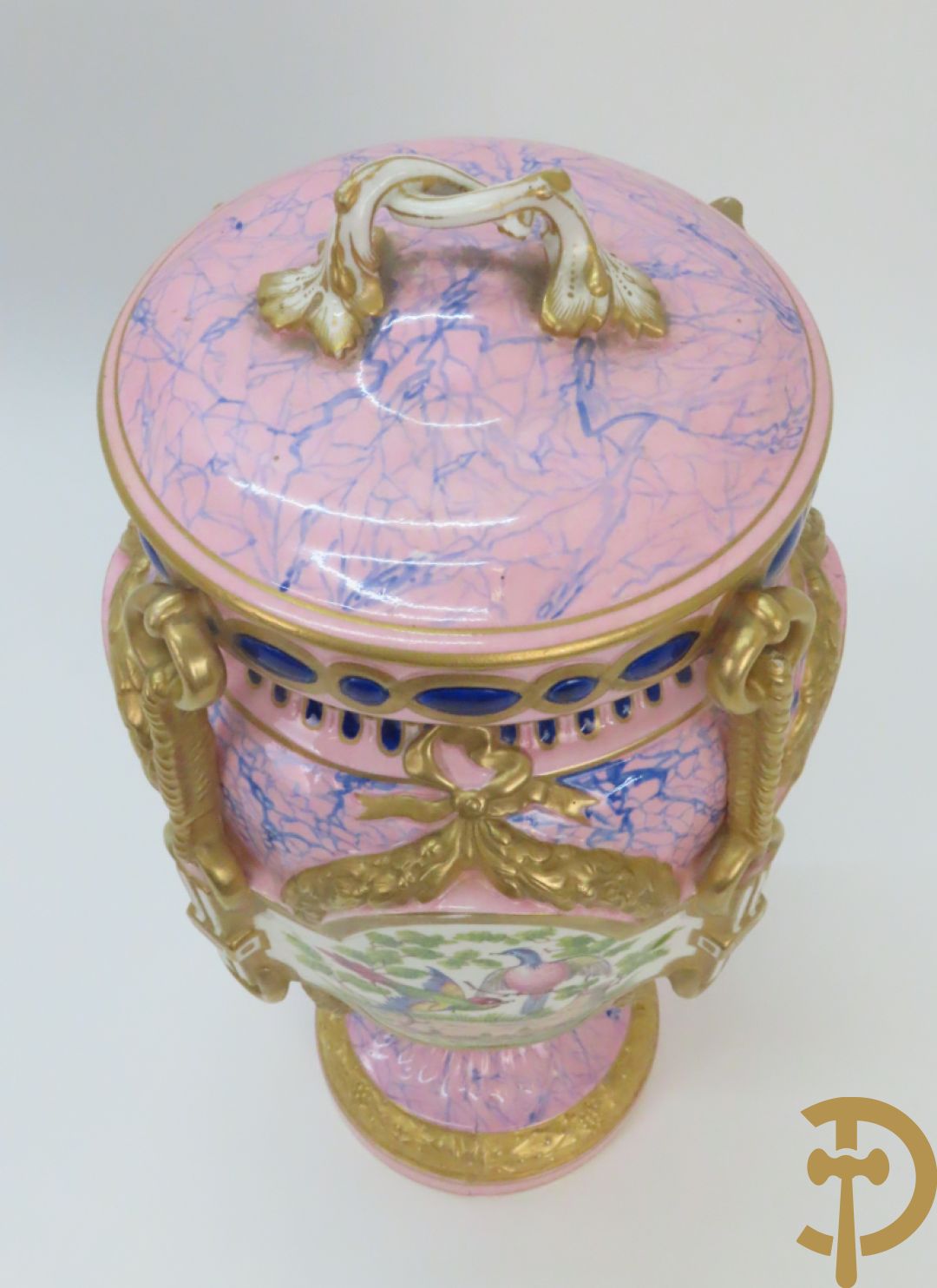 Franse porseleinen dekselpotiche bezet met decor van vogelmotieven en Louis XVI strikken, FB gemerkt