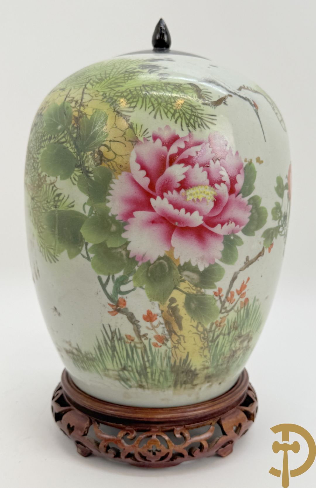 Twee Chinese porseleinen dekselpotiches met dieren- en bloemendecor