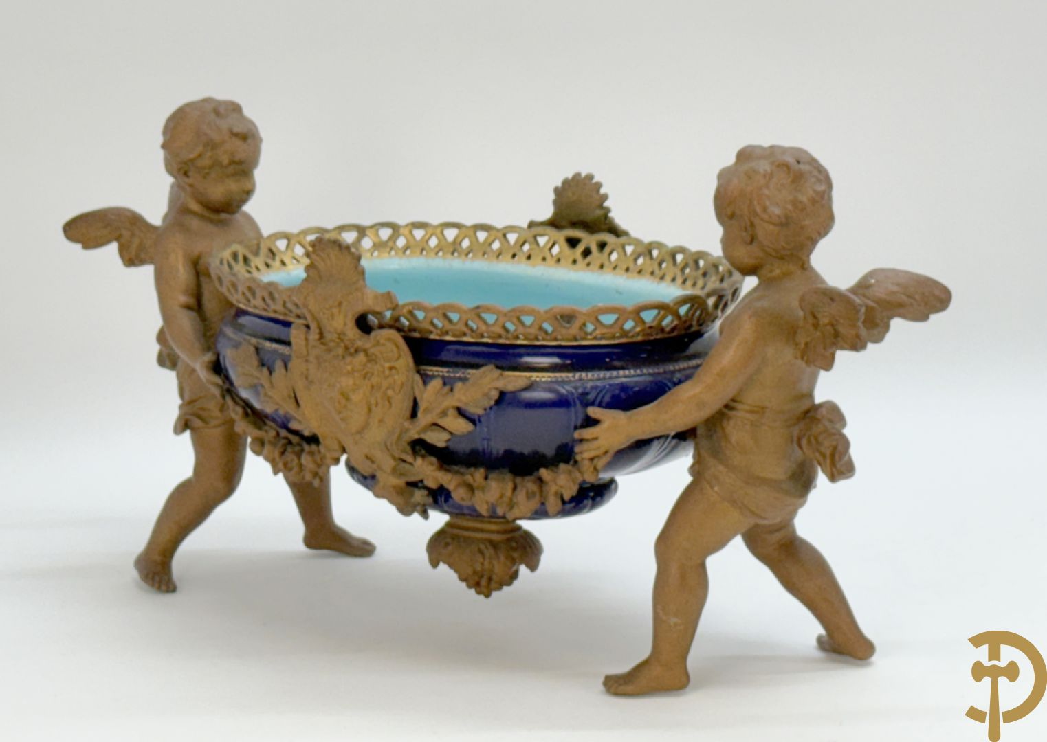 Blauwe coupe gehouden door paar zamak cupido