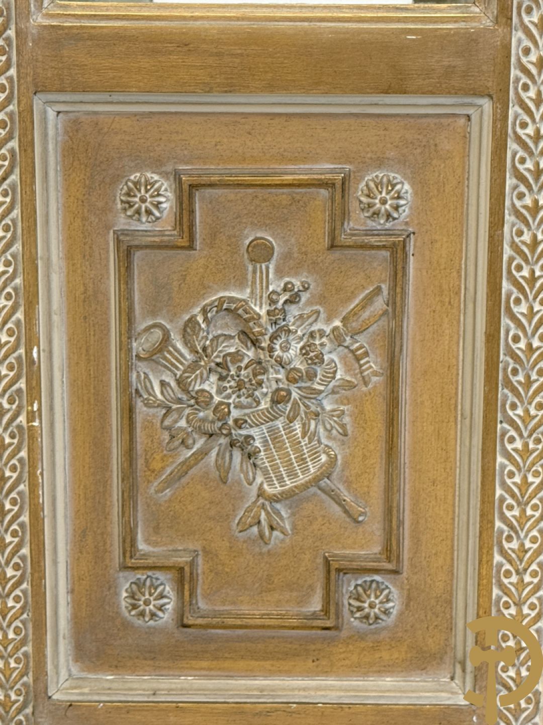 Vergulde ééndeursvitrine met geslepen ruiten, guirlandes en rocailles, bovenaan bekroond met bloemenkrans, Louis XVI stijl